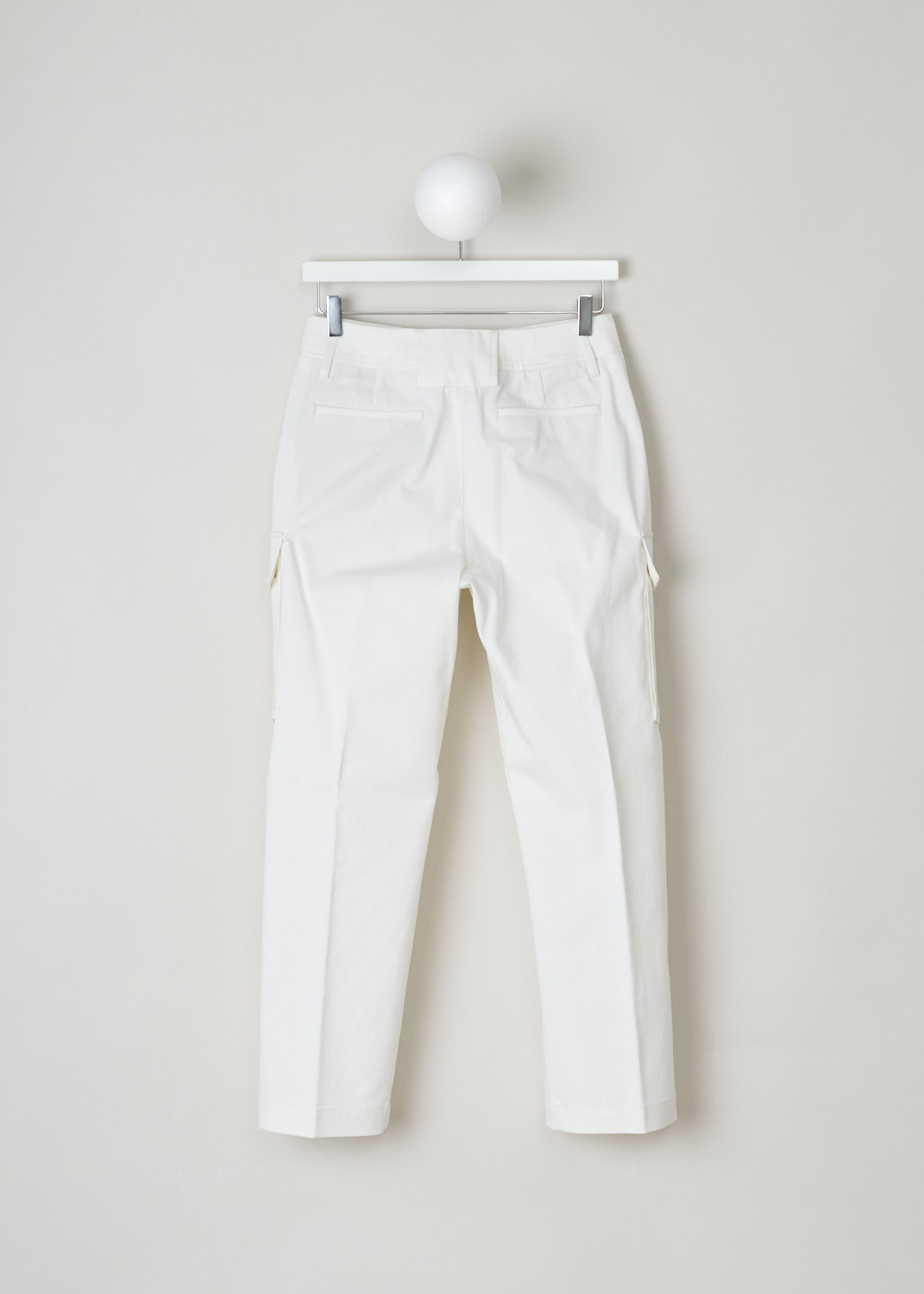 Closed, Wide fitted flat front chino, clea_C91597_30T_22_218, white, back, A white chino cut in the flat front model with a wide fit. Featuring forward slated pockets on the front and welted pockets on the back. Further decorating the front is a functional cargo pocket.