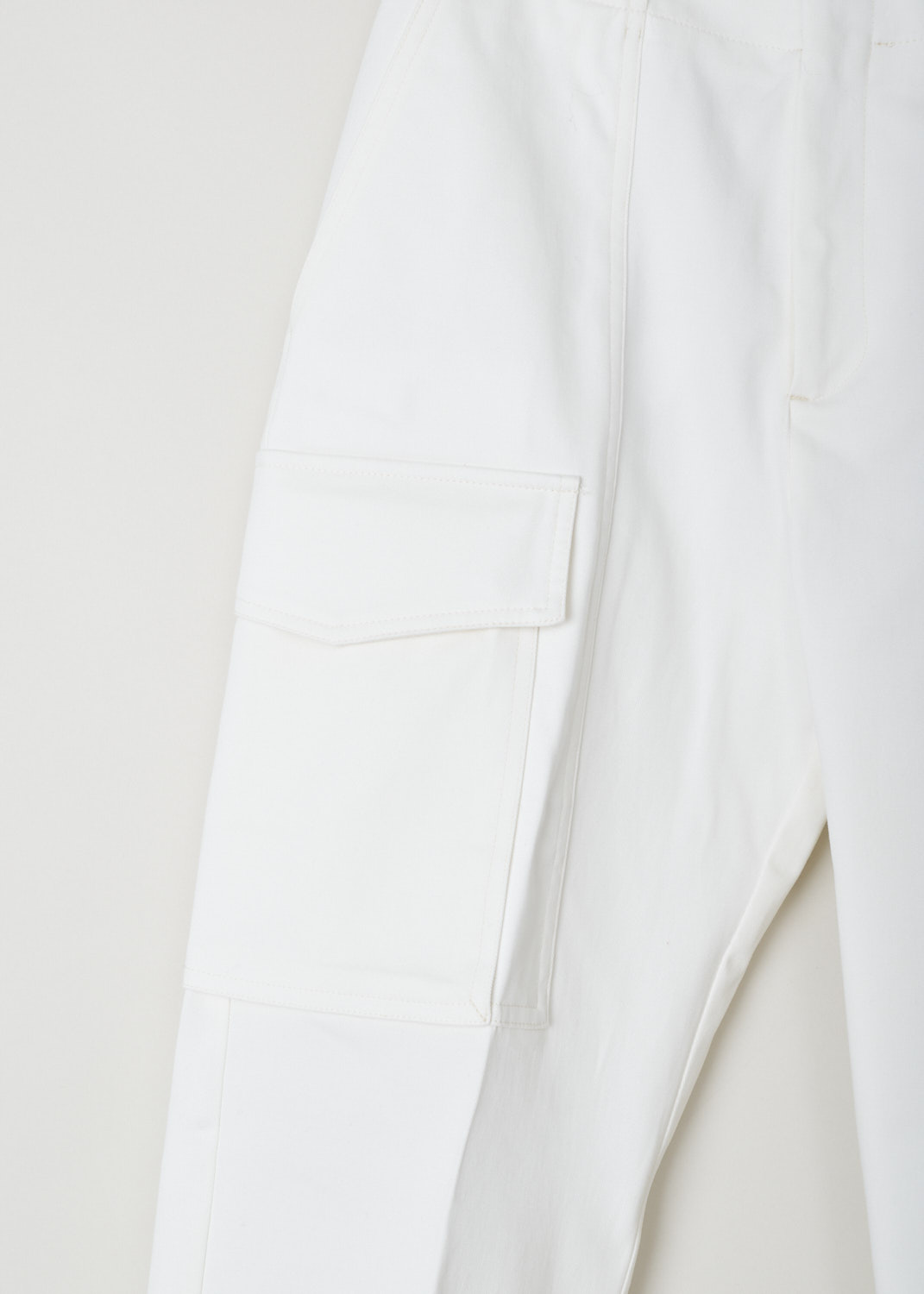 Closed, Wide fitted flat front chino, clea_C91597_30T_22_218, white, detail, A white chino cut in the flat front model with a wide fit. Featuring forward slated pockets on the front and welted pockets on the back. Further decorating the front is a functional cargo pocket.