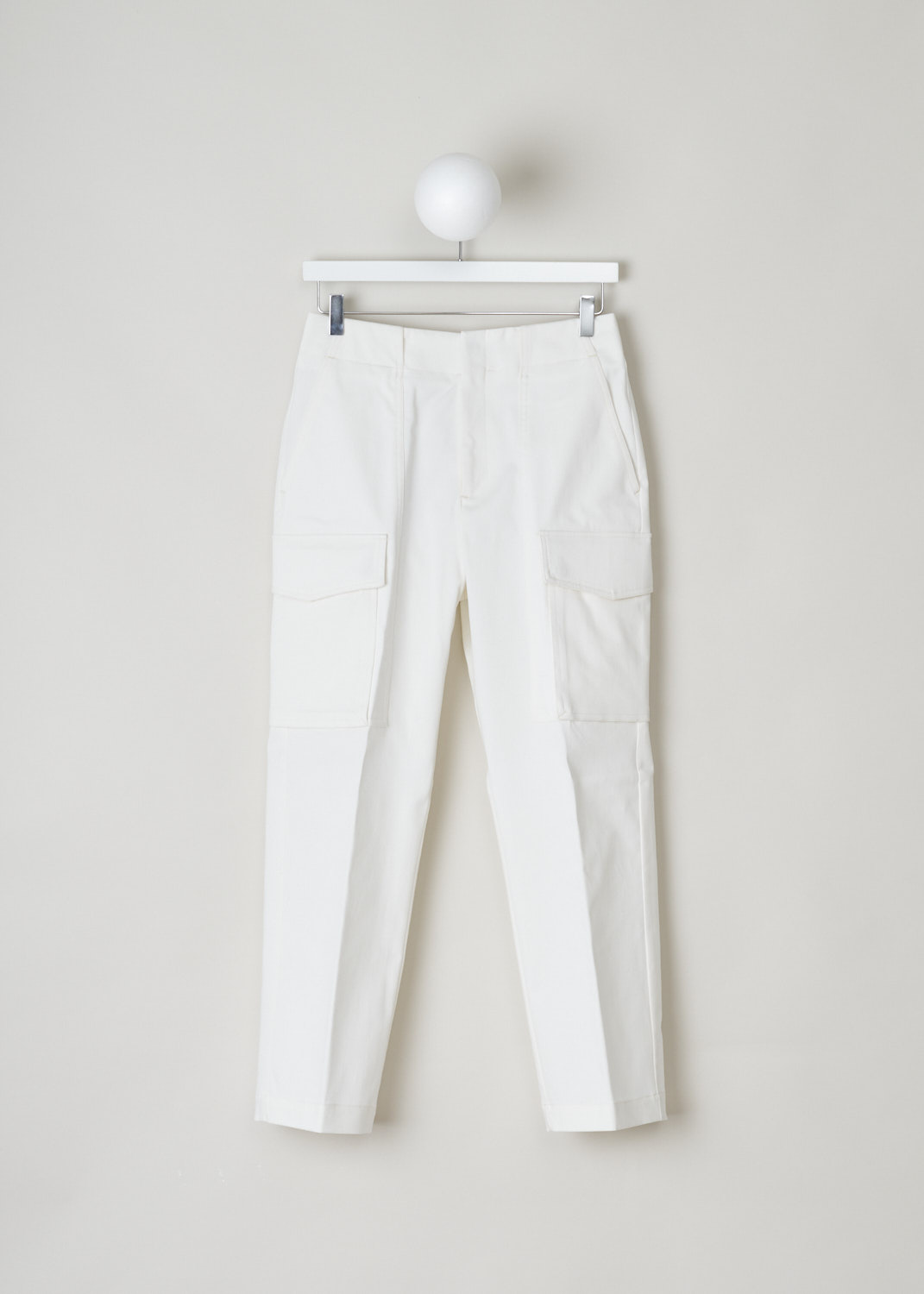 Closed, Wide fitted flat front chino, clea_C91597_30T_22_218, white, front, A white chino cut in the flat front model with a wide fit. Featuring forward slated pockets on the front and welted pockets on the back. Further decorating the front is a functional cargo pocket.