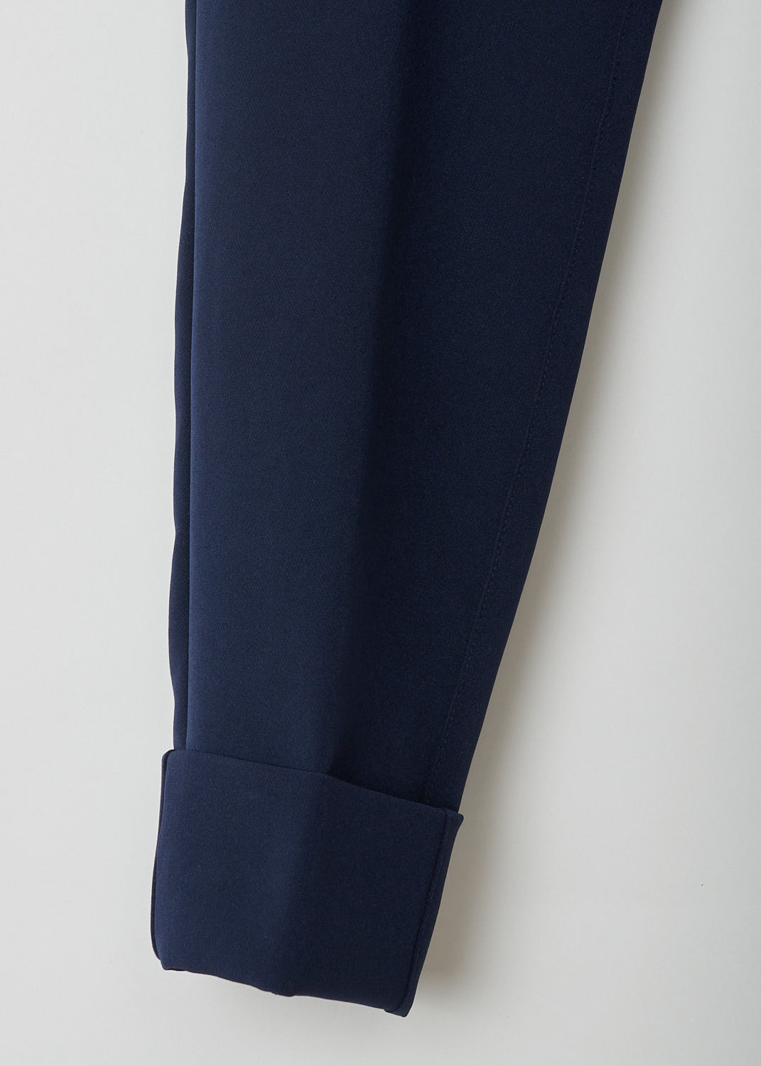 CLOSED, CLASSIC NAVY TROUSERS, Stewart_C91796_37G_22_568, Blue, Detail, Made in the classic trouser model, featuring forward slanted pockets on the front and two buttoned welt pockets on the back. What makes this model stand out above the rest is the broad fold-over hem.