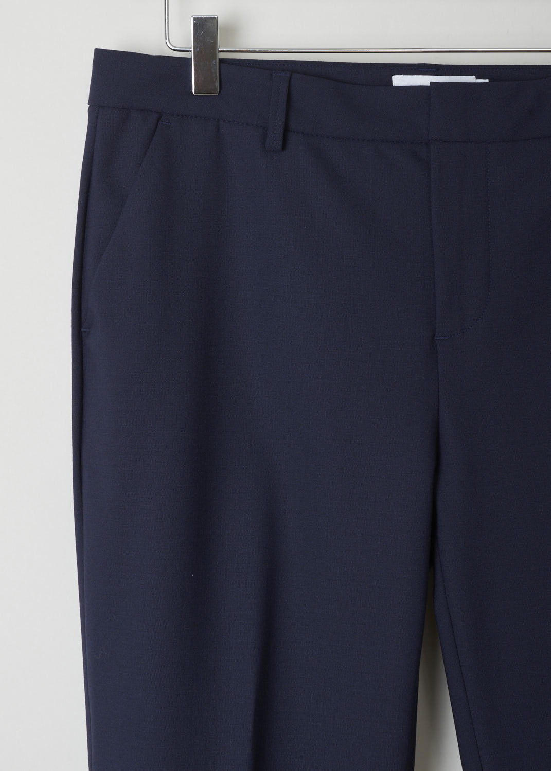 CLOSED, NAVY BLUE TROUSERS, STEWART_C91796_5H3_22_568, Blue, Detail, Made in the classic trouser model, featuring forward slanted pockets on the front and two welt pockets in the back. What makes this model stand out above the rest is the broad fold-over hem.
