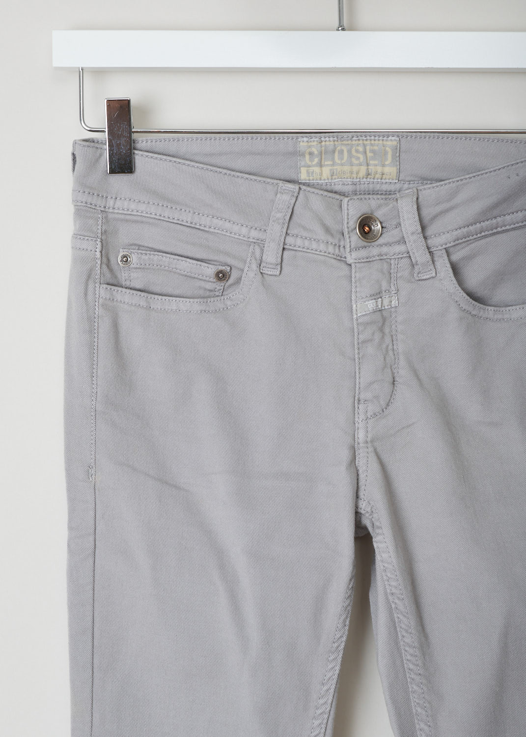 Closed, Grey colored jeans, baker_C91833_07N_3L_124, grey, detail, Mid-waist slim-fit jeans made with cropped length, to show off any shoe you are wearing. Comes with the traditional 5 pockets and as you fastening option you get a zipper and button on the front. 