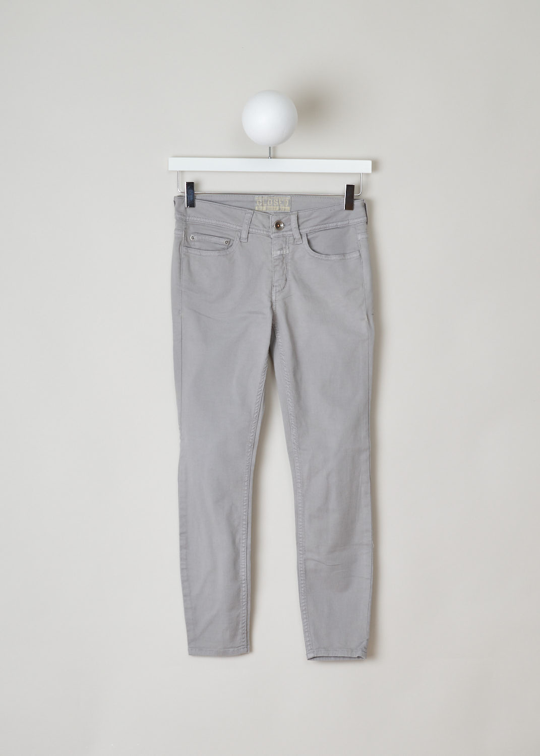 Closed, Grey colored jeans, baker_C91833_07N_3L_124, grey, front, Mid-waist slim-fit jeans made with cropped length, to show off any shoe you are wearing. Comes with the traditional 5 pockets and as you fastening option you get a zipper and button on the front. 