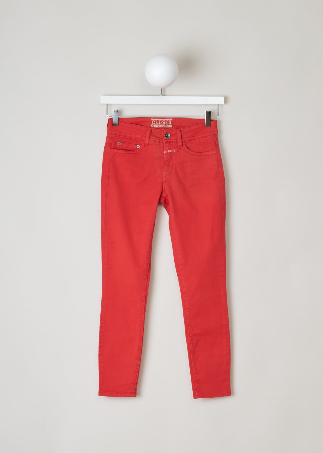 Closed, Slim-fit mid-waist red jeans, baker_C91833_07N_3L_343, red, front, Mid-waist slim-fit jeans made with cropped length, to show off any shoe you are wearing. Comes with the traditional 5 pockets and as you fastening option you get a zipper and button on the front. 