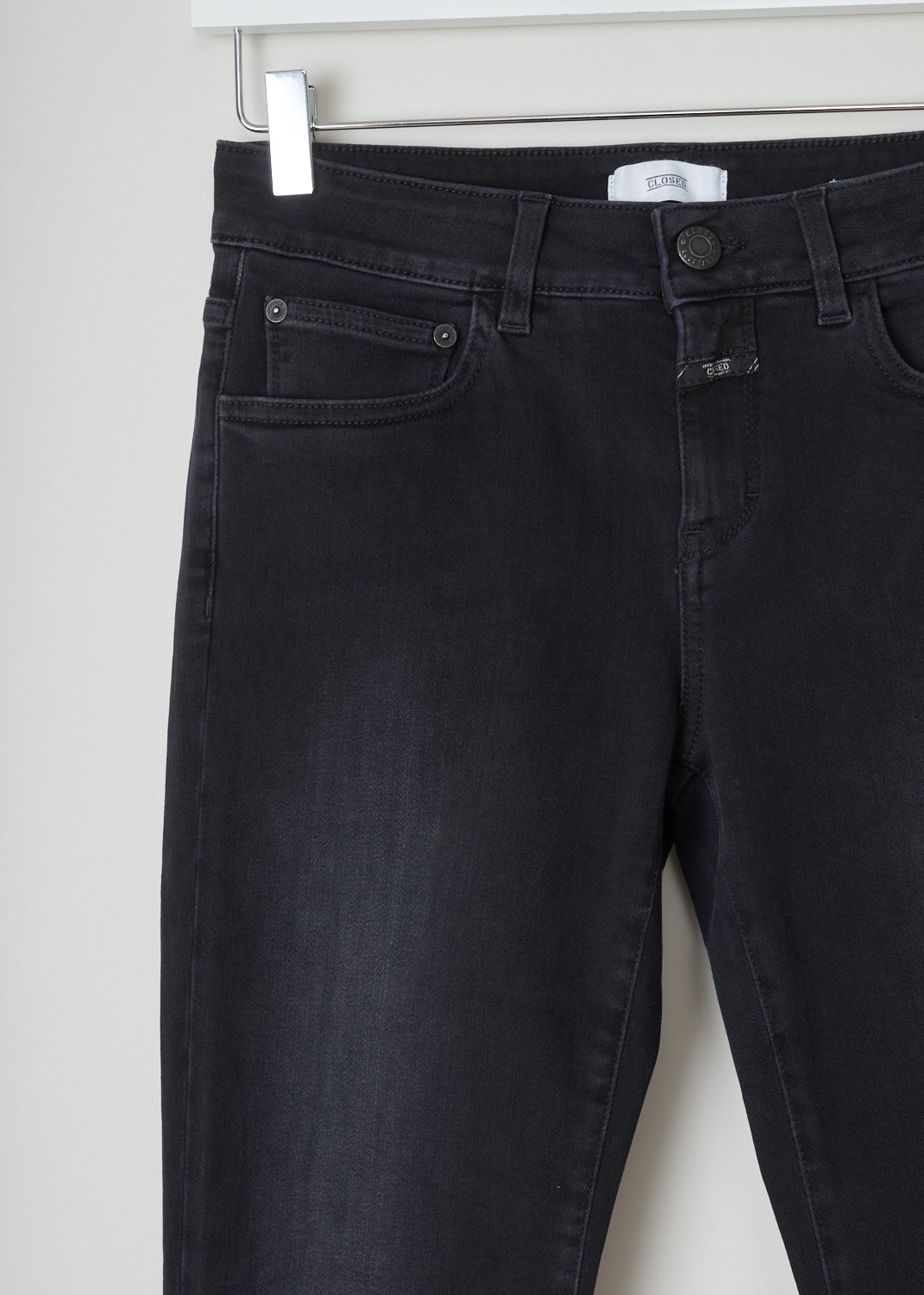 Closed, Slim-fit mid-waist black jeans, baker_C91833_0E3BL_bl, black, detail, Mid-waist slim-fit jeans made with cropped length, to show off any shoe you are wearing. Comes with the traditional 5 pockets and as you fastening option you get a zipper and button on the front. 