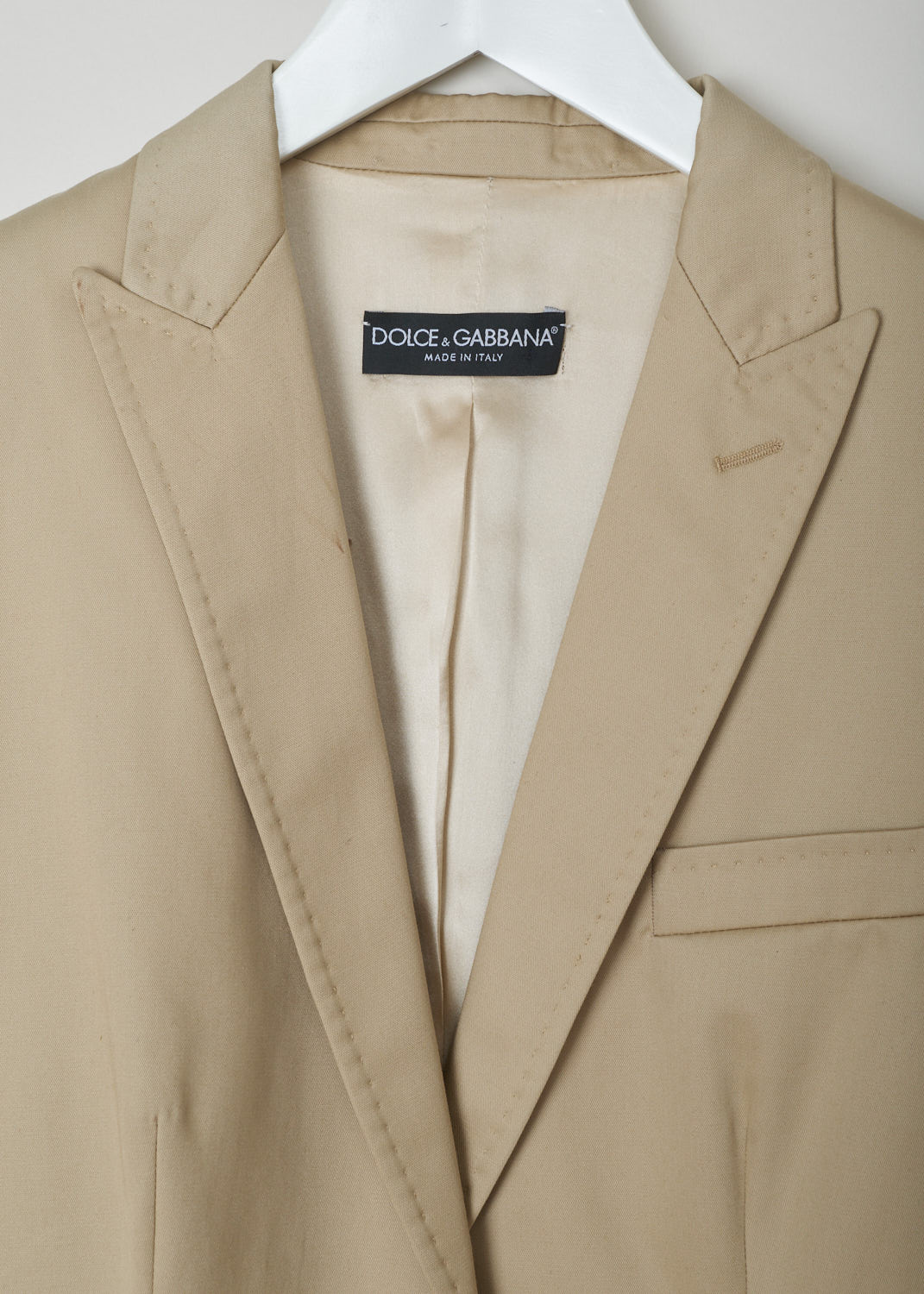 Dolce & Gabbana, Beige blazer, F1415O_FU5EI_M0263, beige,detail, Beige colored blazer made with a peak lapel and a single button closure on the front, going further down this model has a pocket on chest height and two flap pockets below that. On the back this jacket has a single center split.
Lovely pants made with a wide fit in mind, this models is called a flat front with slated pockets and welt pockets on the back. As your closure option this model has a zipper, regular button and a backing button. 
