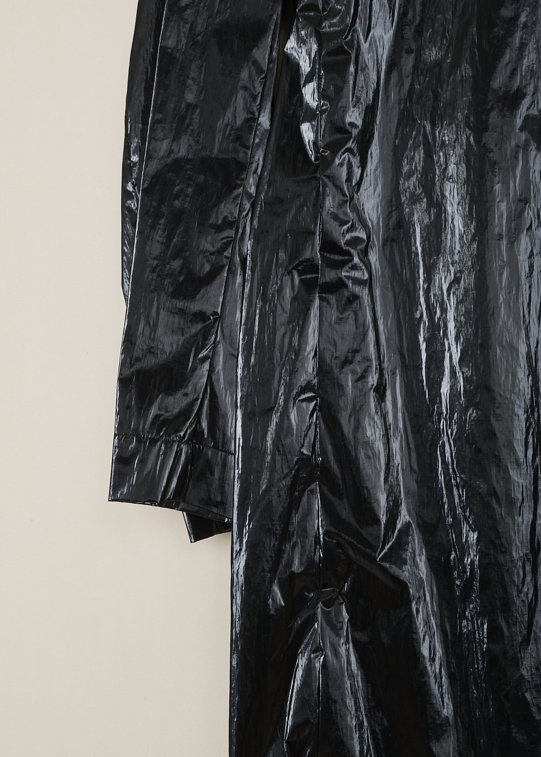 DRIES VAN NOTEN, GLOSSY BLACK COAT, ROXAN_2158_WW_COAT_BLA, Black, Detail 1, This glossy black coat features a spread collar, a front button closure and padded shoulders. The coat has slanted pockets. The hemline is straight.  
