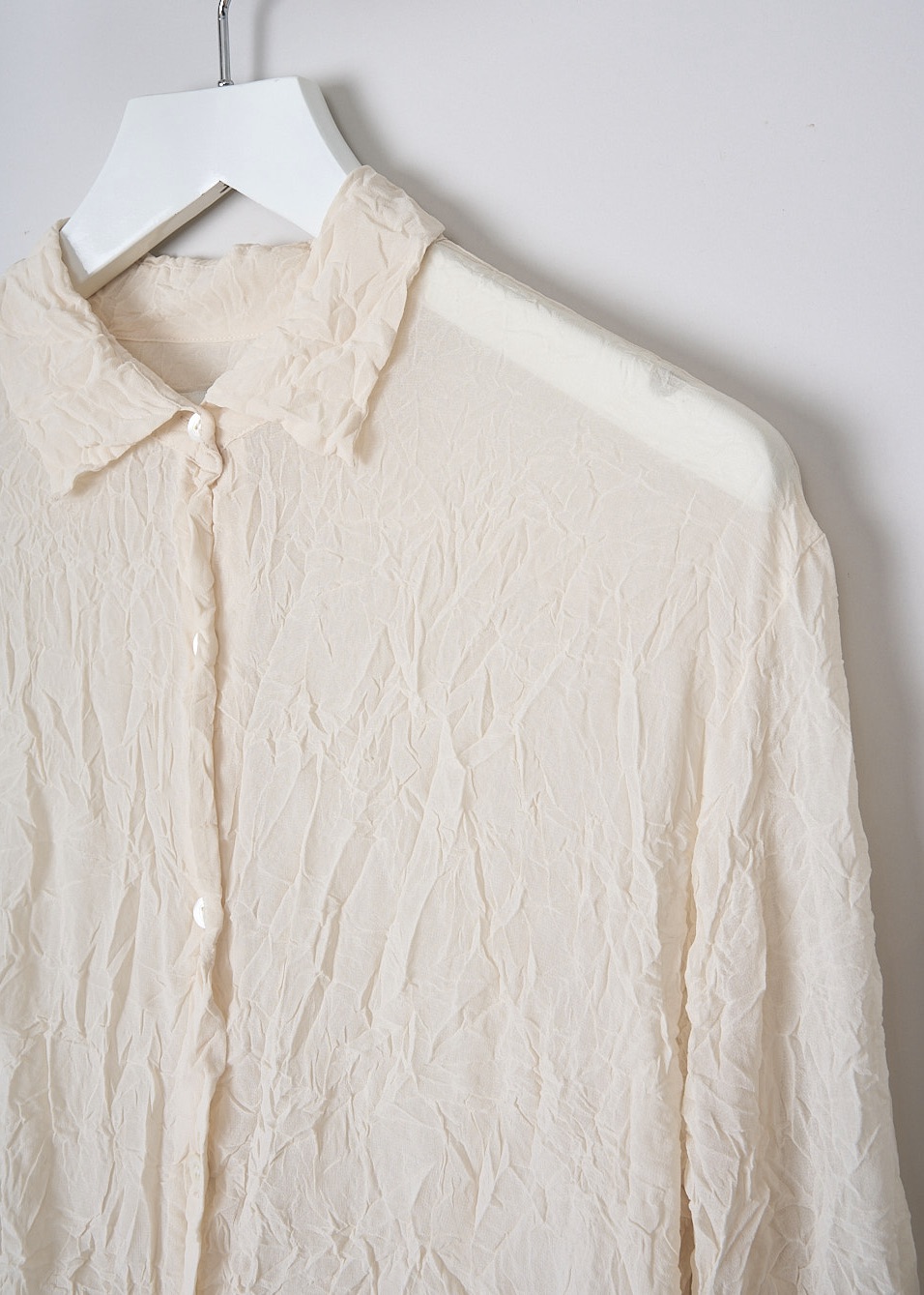 DRIES VAN NOTEN, OFF-WHITE CRUSHED BLOUSE, CRUSHED_6265_WW_SHIRT_OWHI, White, Beige, Detail, This crushed off-white blouse has a spread collar and a front button closure. The blouse is slightly see-though. The long sleeves have buttoned cuffs. 
