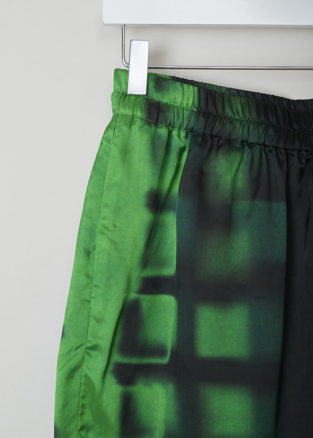 Dries van Noten, Sporty shorts, POMAR_LONG_2068_WW_PANTS_GRE, black green print, detail, Viscose twill shorts, decorated with a graphic print coloured in blue, green and a splash of purple. Featuring an elastic waistband with a drawstring. Furthermore, this model comes with a high-waist and loose fit, concealed pockets can be found on the side seam and has a single jetted pocket on the back.