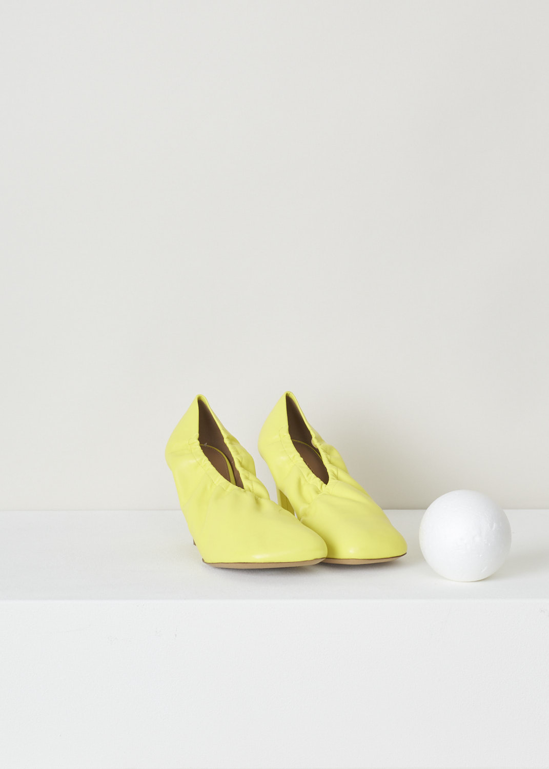 Dries van Noten, Yellow pump with an elastic fold-over vamp, WS211_138_H80_QU132_lime201, yellow, front, Yellow pumps made entirely out of soft and smooth calfskin. A quirky feature on this model is the elastic topline which folds over the toe vamp, ensuring a unique design feature. The toe vamp comes in a square format. Furthermore the heel is covered in yellow coloured leather.

Heel height: 7.5 cm / 2.95 inch.
