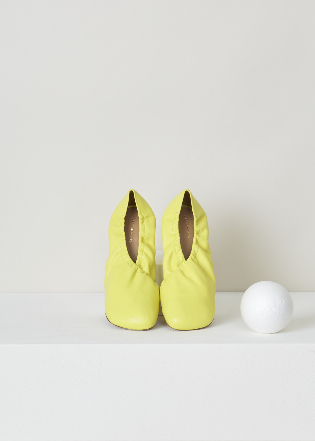 Dries van Noten, Yellow pump with an elastic fold-over vamp, WS211_138_H80_QU132_lime201, yellow, top, Yellow pumps made entirely out of soft and smooth calfskin. A quirky feature on this model is the elastic topline which folds over the toe vamp, ensuring a unique design feature. The toe vamp comes in a square format. Furthermore the heel is covered in yellow coloured leather.

Heel height: 7.5 cm / 2.95 inch.