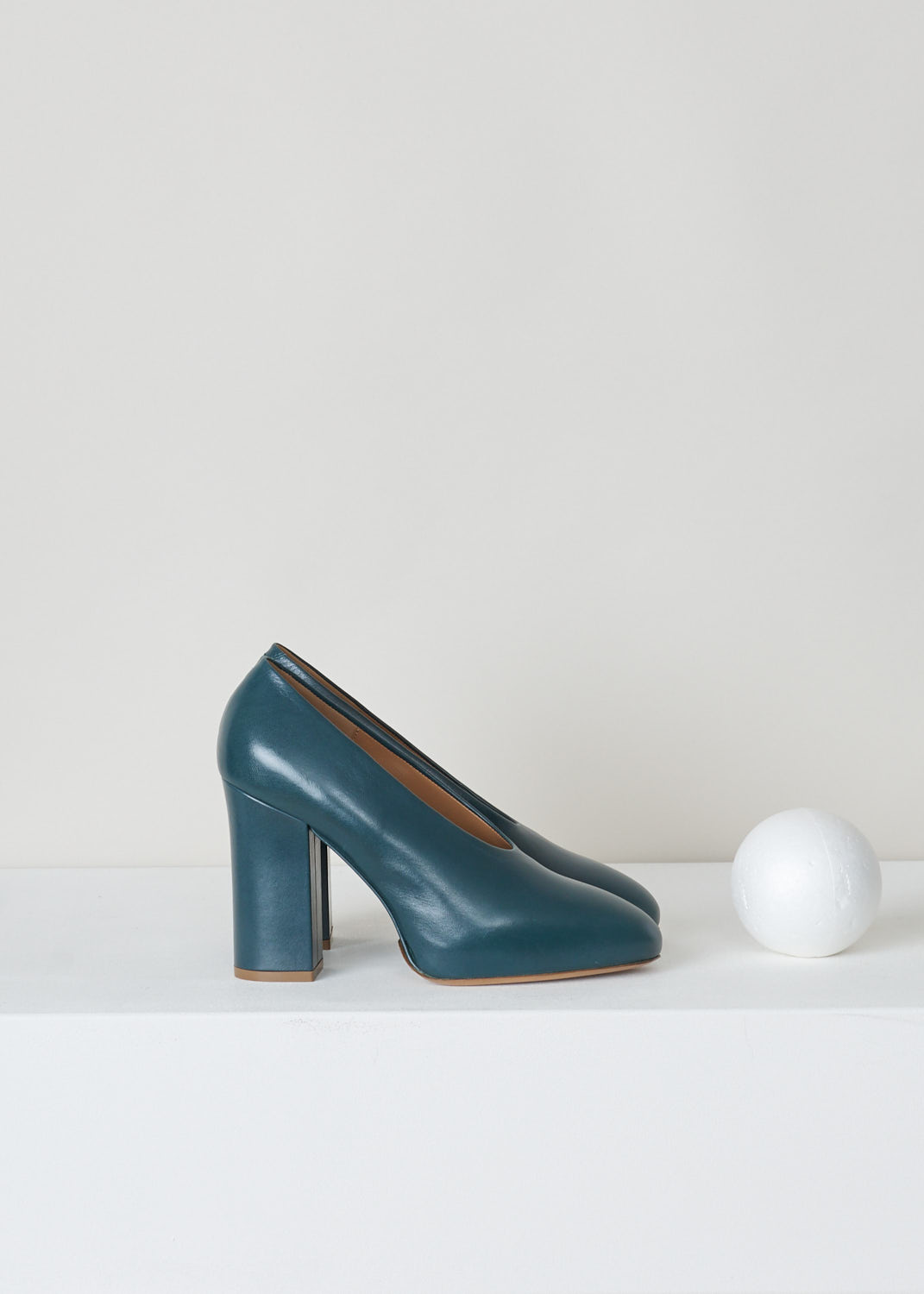Dries van Noten, Dark aqua color platform pumps, WS26_765_H80_QU303_aqua500, blue, side, Crafted from leather colored in a dark aqua tint. featuring a platform to raise the height of the pump. Comes with a round toe section. 

Heel height: 10 cm / 3.9 inch. 