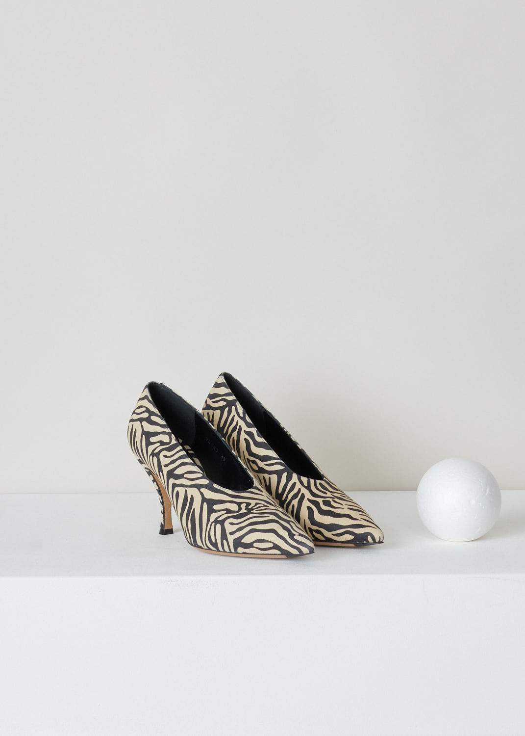 Dries van Noten, Zebra print pumps in black and white, WS27_187_H80_QU102_ECRU005, white black, front, Leather printed with a zebra print, featuring an pointed toe section and tapered heels. this pumps would fit any occasion either with a dress or some pants.

Heel height: 8.5 cm / 3.3 inch. 