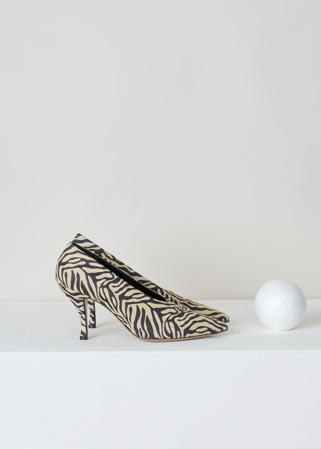 Dries van Noten, Zebra print pumps in black and white, WS27_187_H80_QU102_ECRU005, white black, side, Leather printed with a zebra print, featuring an pointed toe section and tapered heels. this pumps would fit any occasion either with a dress or some pants.

Heel height: 8.5 cm / 3.3 inch. 