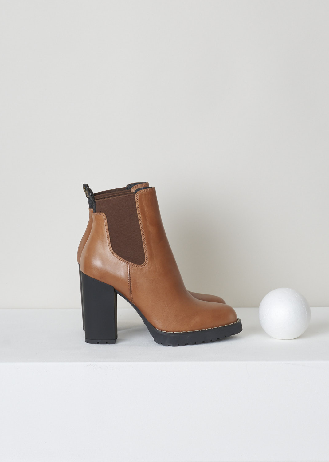 Hogan, Cognac colored Leather high heels chelsea boot, HXW5420DH00O6LS003_06l_cuoio_sc, brown, side, Cognac colored boots made from leather, featuring brown gusseted sides and a logo branded grosgrain pull-tab for easy entry. Lovely feature about this boot is the contrasting beige stitching on top of the sole, just adds some extra excitement and combination possibilities. Furthermore this model comes with a full rubber sole.

Heel height: 10 cm / 3.9 inch. 