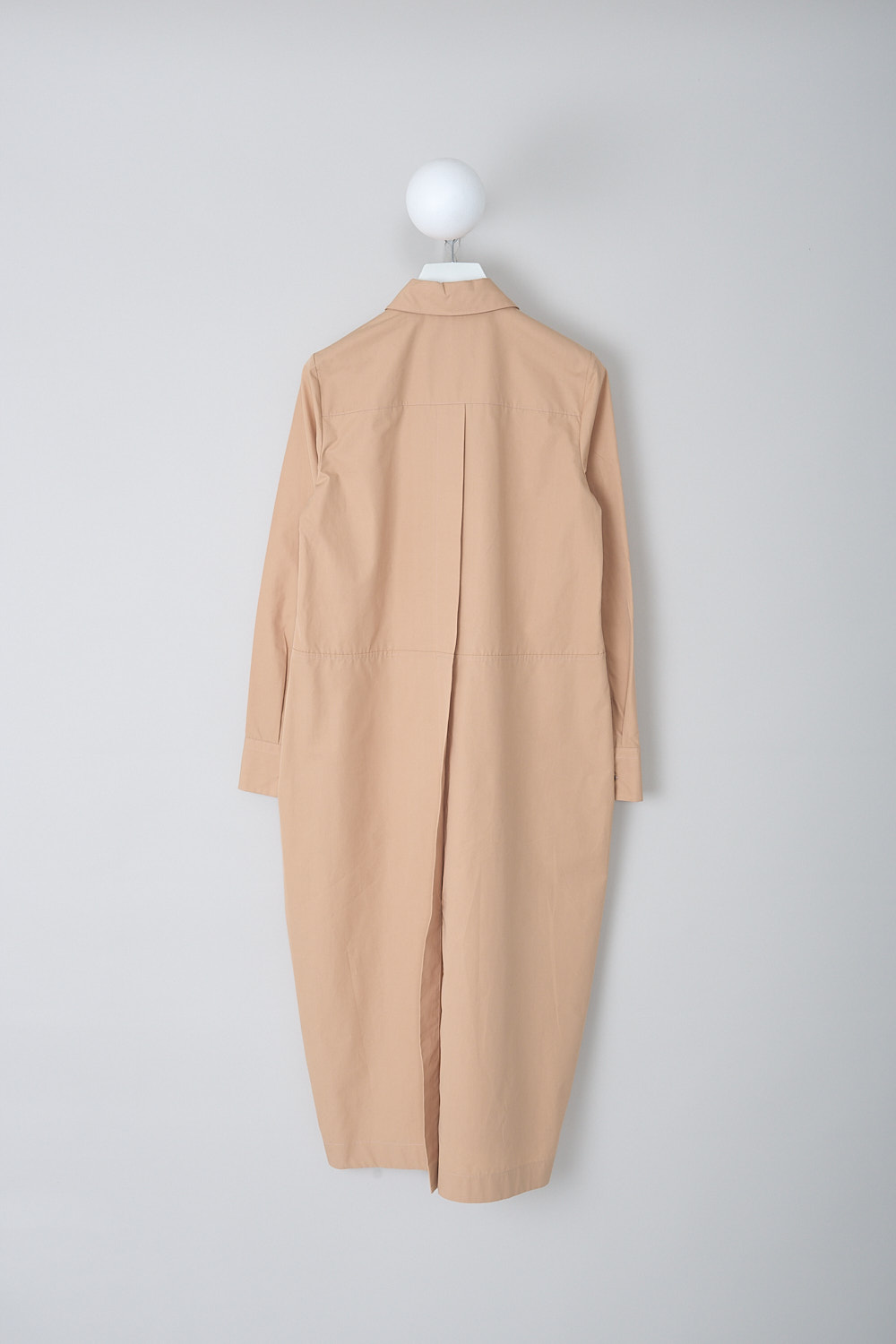 JIL SANDER, DARK BEIGE POPLIN MAXI DRESS, J04CT0007_J45002_259, Beige, Back, This dark beige poplin maxi dress has a spread collar and a concealed partial button placket. The long sleeves have buttoned cuffs. A horizontal seam divides the top half from the maxi skirt. Slanted pockets are concealed in the side seams. In the back, a knife pleat runs vertically along the length of the dress ending in a centre slit. The hemline has an asymmetric finish. The dress has a wide silhouette.  
