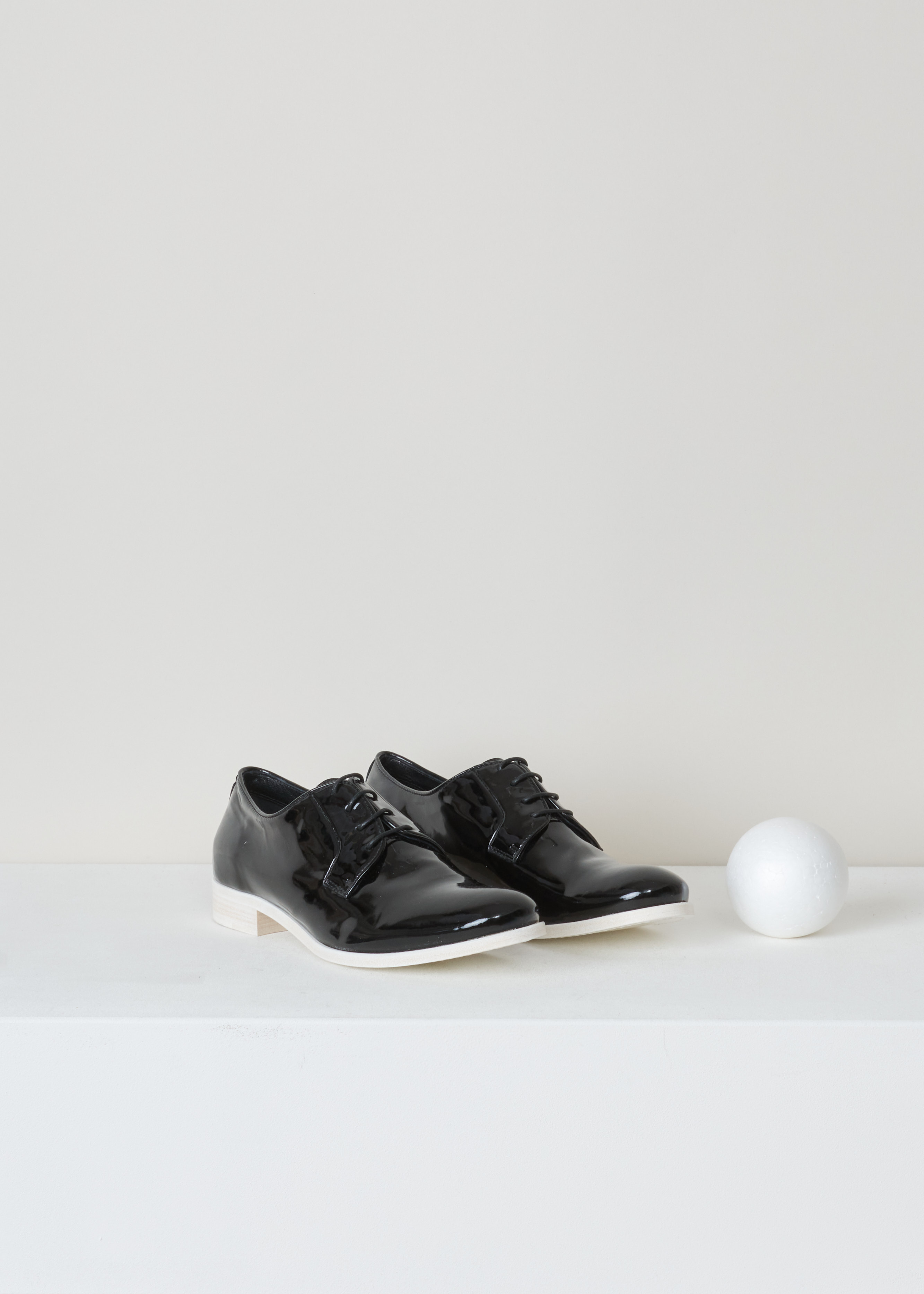 Jil Sander Patent leather lace-up shoes JS18361_999 black front. Black patent leather lace-up shoe with a rounded toe and a white leather sole.