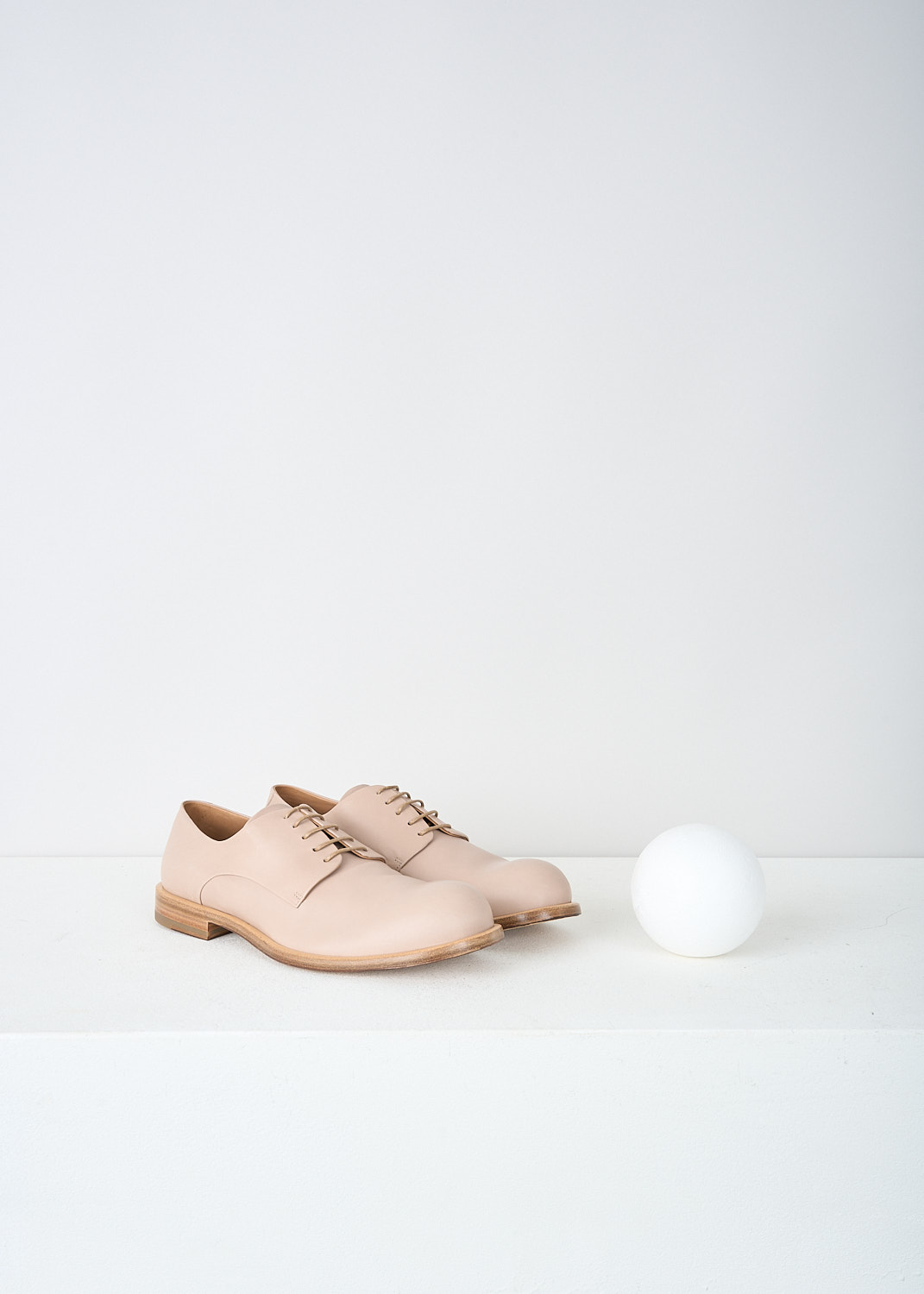 Jil Sander, Light pink lace-up derby shoes, JS20060_333_LIGHT_PINK, Pink, Front, These light pink leather derby shoes have a classic lace-up closing. These shoes have a wooden sole with a small heel.
