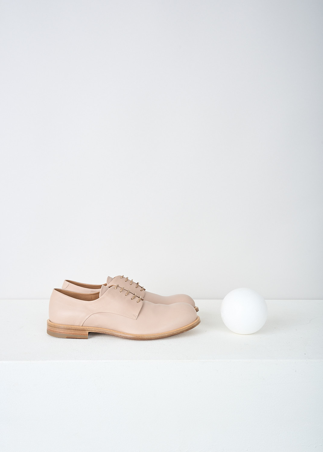 Jil Sander, Light pink lace-up derby shoes, JS20060_333_LIGHT_PINK, Pink, Side, These light pink leather derby shoes have a classic lace-up closing. These shoes have a wooden sole with a small heel.
