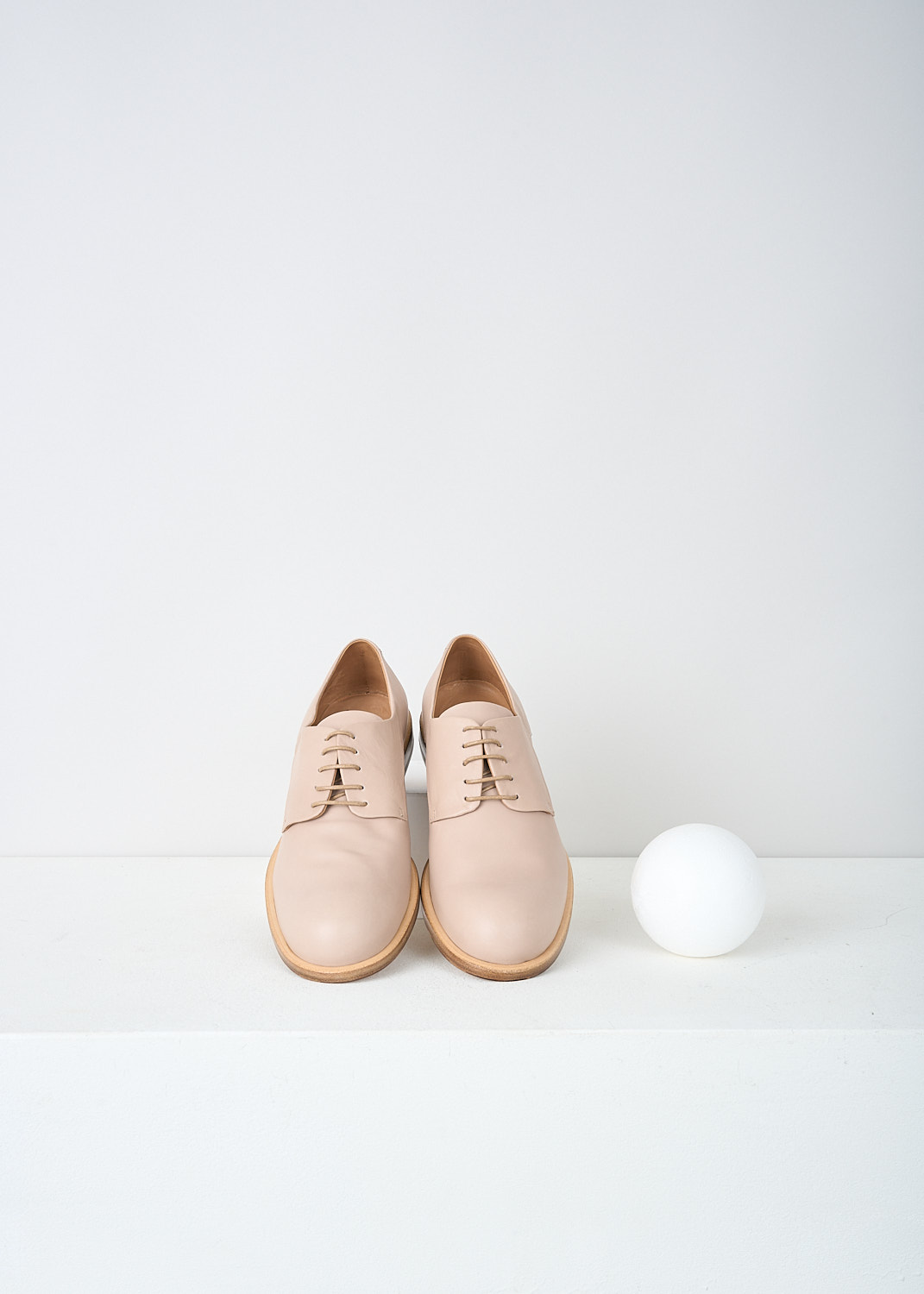 Jil Sander, Light pink lace-up derby shoes, JS20060_333_LIGHT_PINK, Pink, Top, These light pink leather derby shoes have a classic lace-up closing. These shoes have a wooden sole with a small heel.
