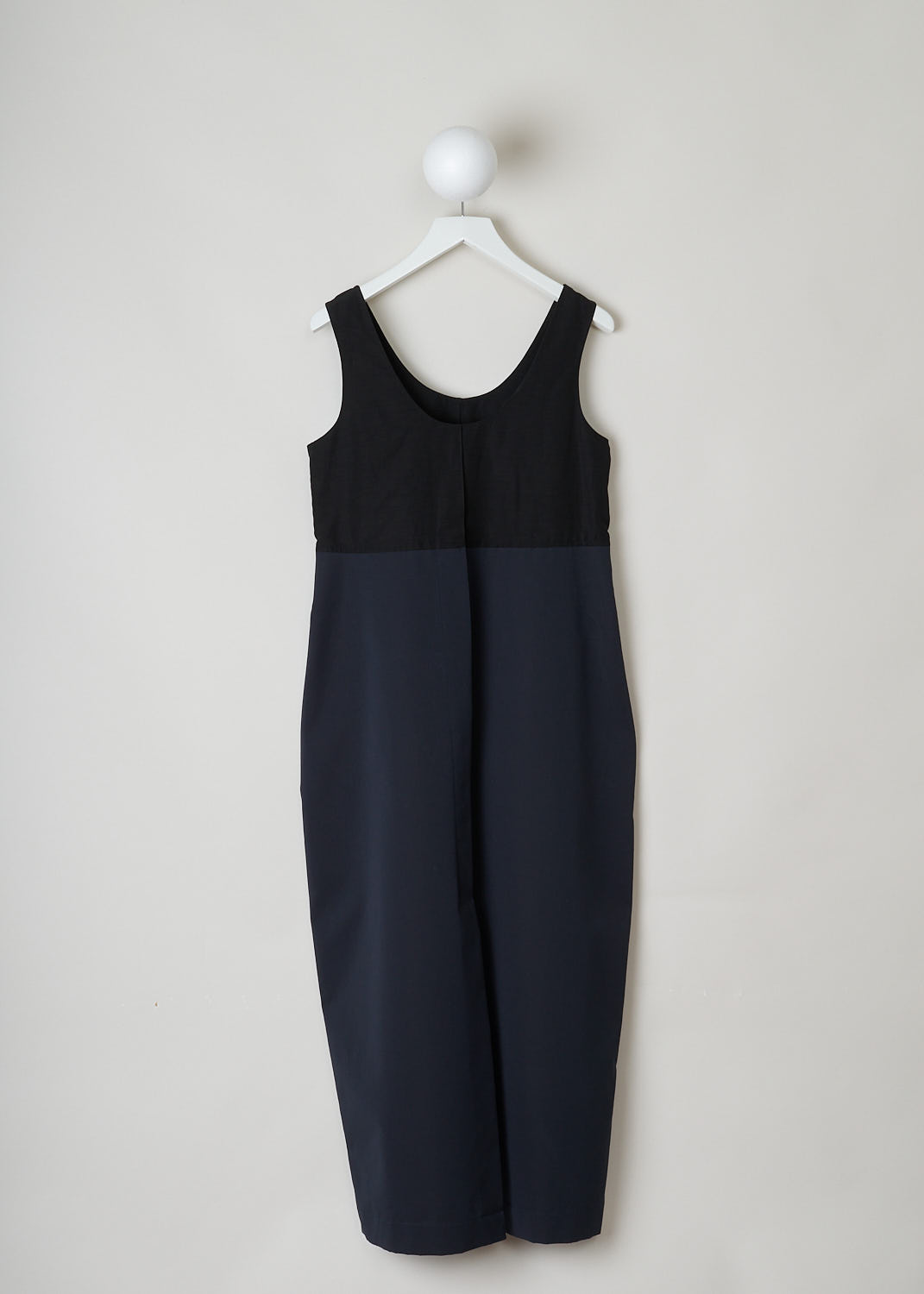JIL SANDER, TWO-TONE SHIFT DRESS, JSWO507756_WO251400C_402, Black, Blue, Back, This two-tone sleeveless dress has an empire style silhouette with a black bodice and an elongated dark blue skirt. Slant pockets are concealed in in the side seam. In the back, a centre slit can be found. 
