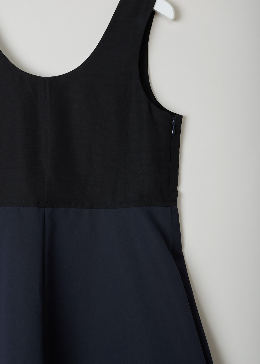 JIL SANDER, TWO-TONE SHIFT DRESS, JSWO507756_WO251400C_402, Black, Blue, Detail, This two-tone sleeveless dress has an empire style silhouette with a black bodice and an elongated dark blue skirt. Slant pockets are concealed in in the side seam. In the back, a centre slit can be found. 
