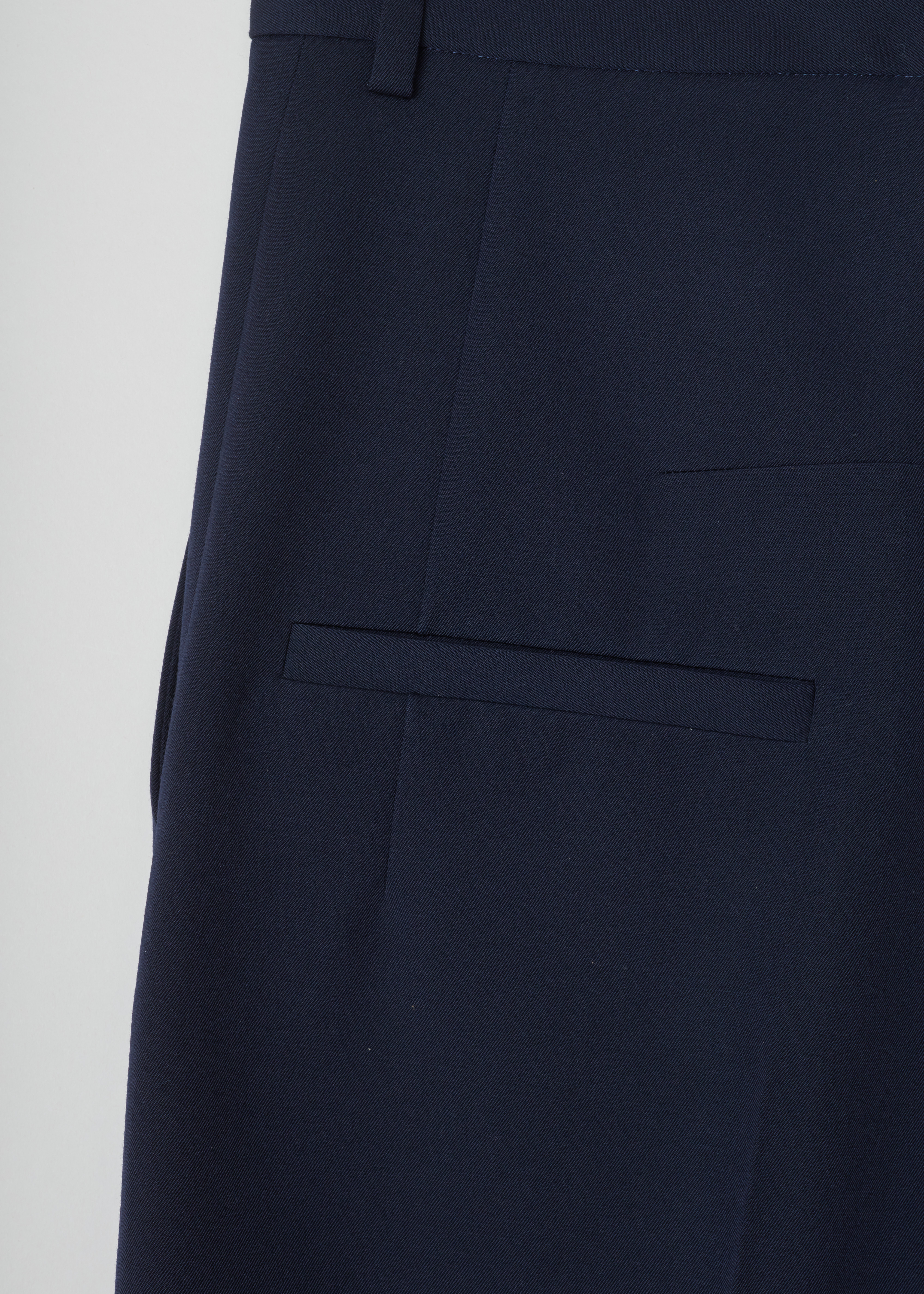 Jil Sander Navy culotte Tancredi_JSWG310331_WG201500_410 navy detail. Woolen culotte with centre creases, belt loops, side pockets and welt pockets on the back.