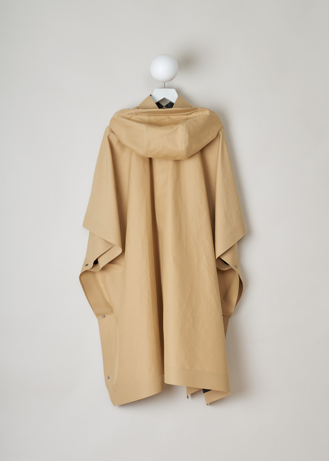 Kassl, Beige trench poncho, poncho_beige_HS21C164070003W, beige, back, Made from a lightweight cotton-blend canvas, featuring a large attached hood with drawstrings and visor. Furthermore this model has high collar and a split-neckline with snap-button fastening, also has snap fastenings at the sides for wind and rain protection