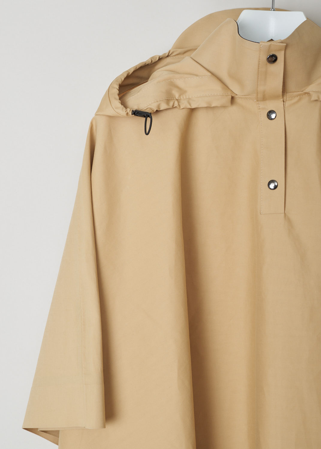 Kassl, Beige trench poncho, poncho_beige_HS21C164070003W, beige, detail, Made from a lightweight cotton-blend canvas, featuring a large attached hood with drawstrings and visor. Furthermore this model has high collar and a split-neckline with snap-button fastening, also has snap fastenings at the sides for wind and rain protection