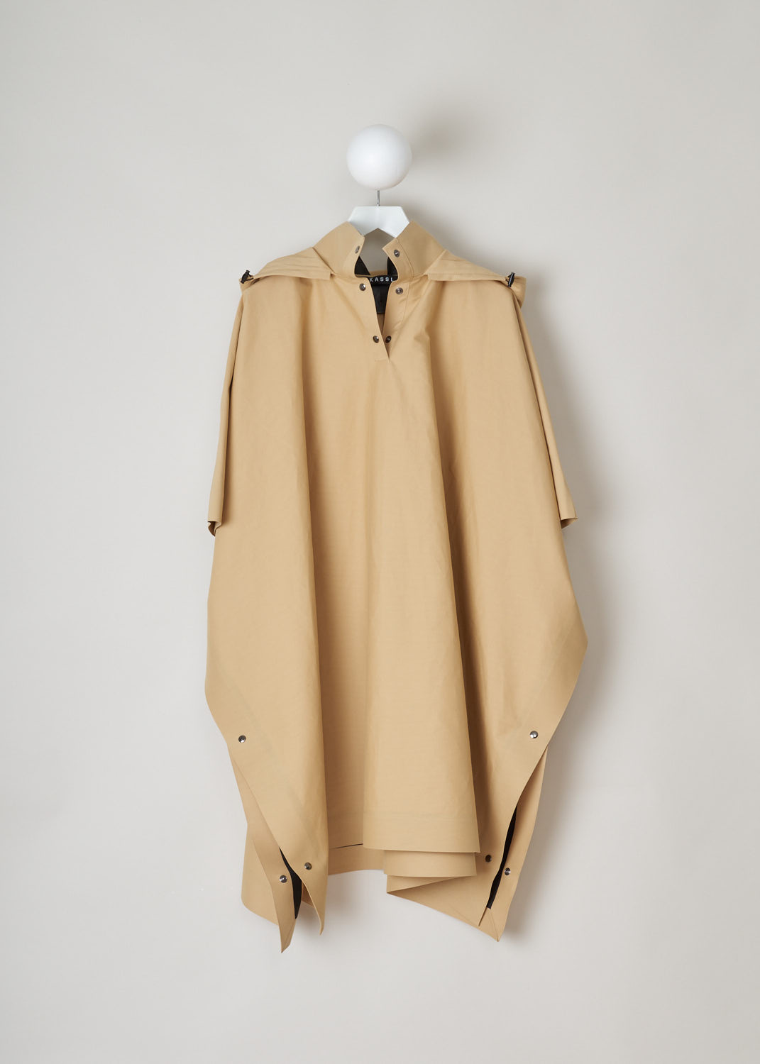 Kassl, Beige trench poncho, poncho_beige_HS21C164070003W, beige, front, Made from a lightweight cotton-blend canvas, featuring a large attached hood with drawstrings and visor. Furthermore this model has high collar and a split-neckline with snap-button fastening, also has snap fastenings at the sides for wind and rain protection