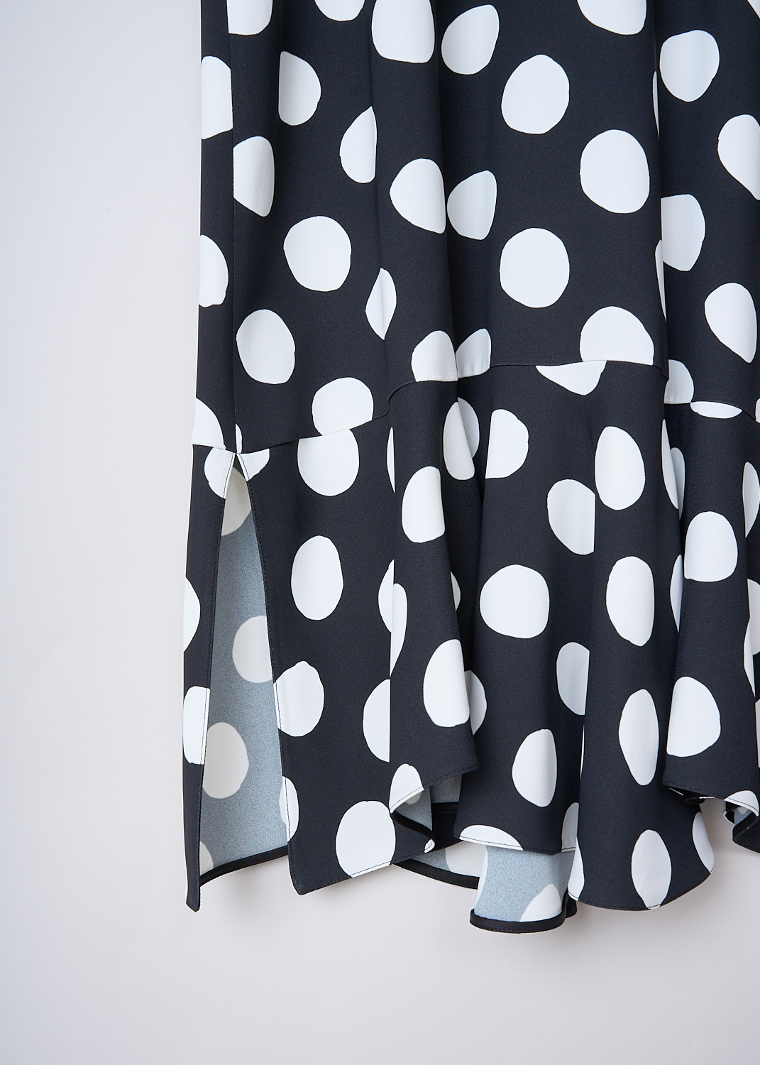 MARNI, BIG DOT CREWNECK MIDI DRESS, ABMA1138Q0_UTV996_BDN99, Black, White, Print, Detail, This Big Dot short-sleeve midi dress has a black base color with a white big dots-print. The dress has a round neckline. The front and back yoke are plain black. In the back, a concealed centre zip functions as the closure option. The dress has a flared hem with small side slits.