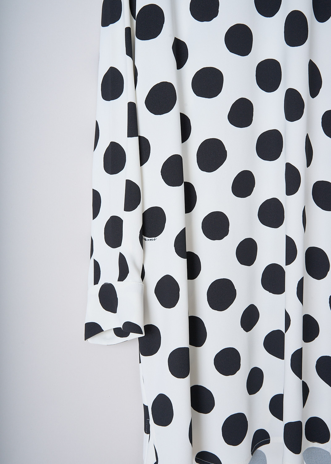 MARNI, BIG DOT LONG SLEEVE MIDI DRESS, ABMA1141Q0_UTV996_BDW03, Black, White, Print, Detail, This Big Dot long sleeve midi dress has a white base color with a black big dots-print. The front and back yoke are plain white. The dress has a classic collar. The long sleeves have buttoned cuffs. In the back, a row of four buttons functions as the closure.  The dress has a high-low hem.
