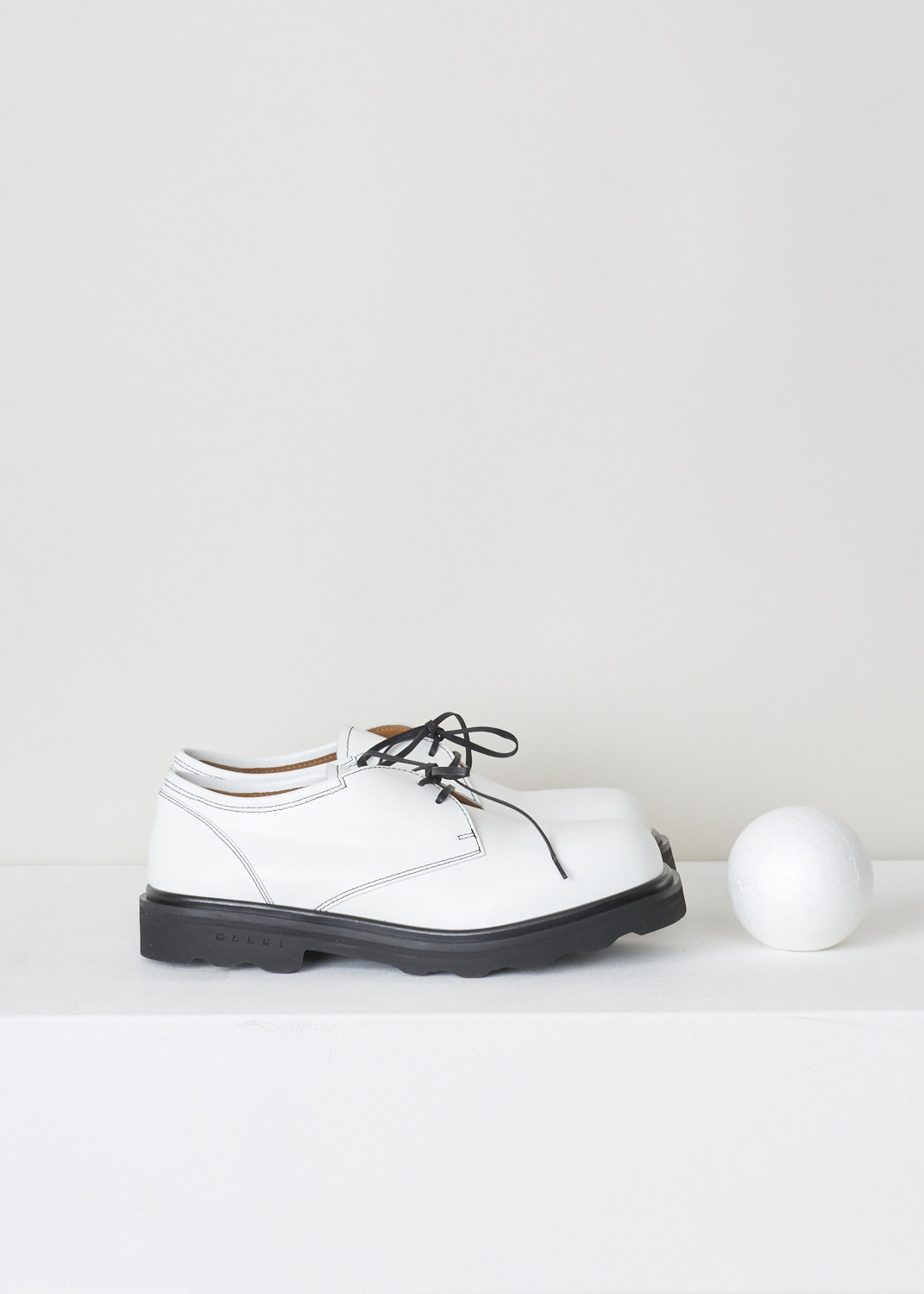 Marni, White derby shoes with chunky sole, ALMS004802_P4077_00W01, black white, side, White derby shoes, featuring black stitching, a chunky black sole and black leather lace.

Sole height: 3.5 cm / 1.3 inch. 