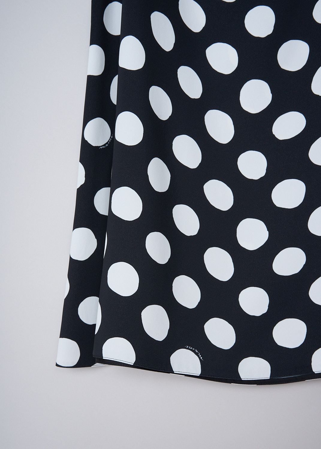 MARNI, BIG DOT A-LINE MIDI SKIRT, GOMA0567A0_UTV996_BDN99, Black, White, Detail, Front, This Big Dot A-line midi skirt has a black base color and an all-over white big dots-print. A concealed side zip functions as the closure. The skirt has a straight hem. 
