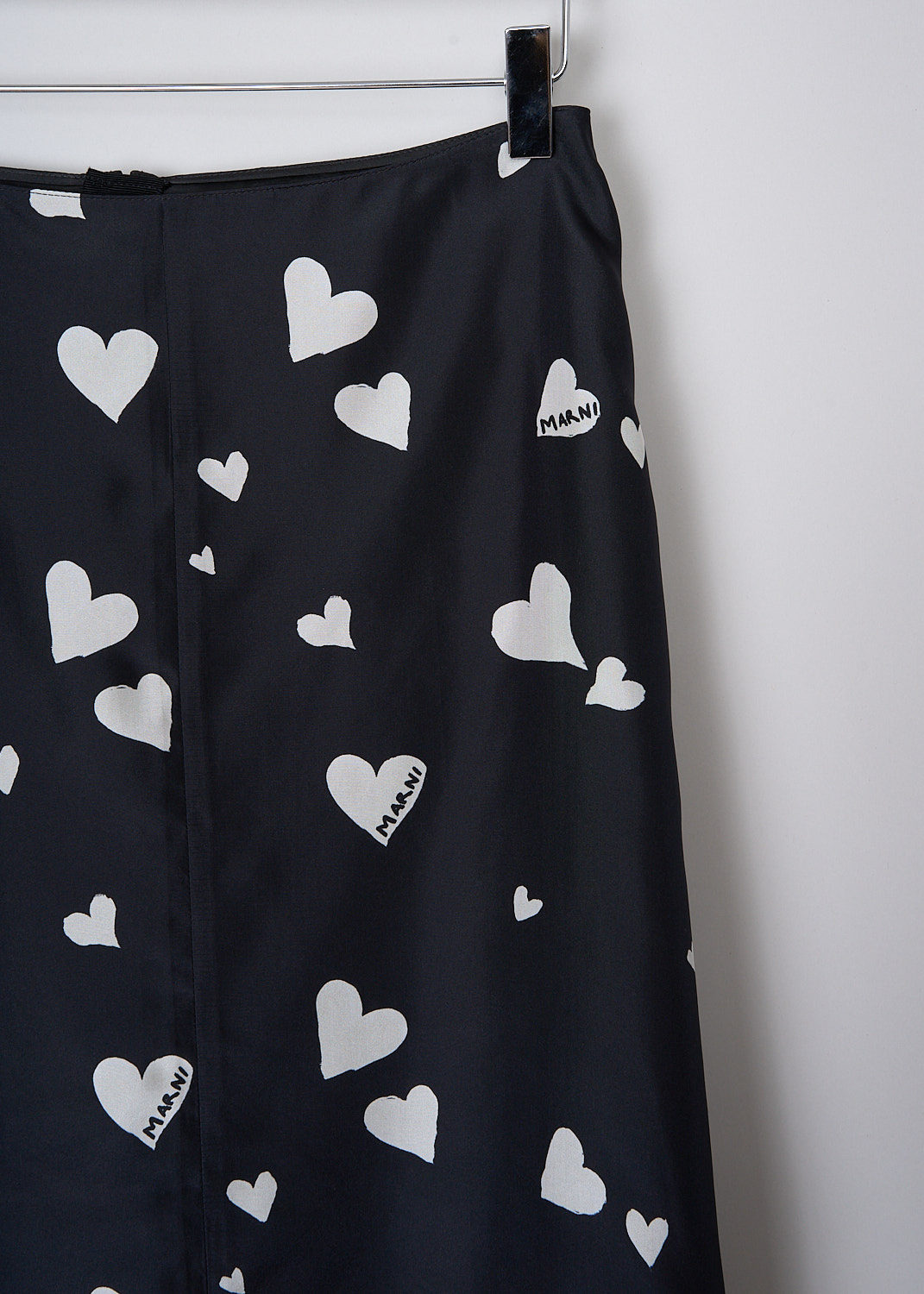 MARNI, BUNCH OF HEARTS SILK SKIRT, GOMA0580I0_UTSG03_BHN99, Black, White, Print, Detail, This Bunch of Hearts silk midi skirt has a black base color with a white heart print. White piping runs along the side seams. The skirt has an A-line silhouette with a straight hemline. In the back, a concealed centre zip functions as the closure. The skirt is fully lined. 
