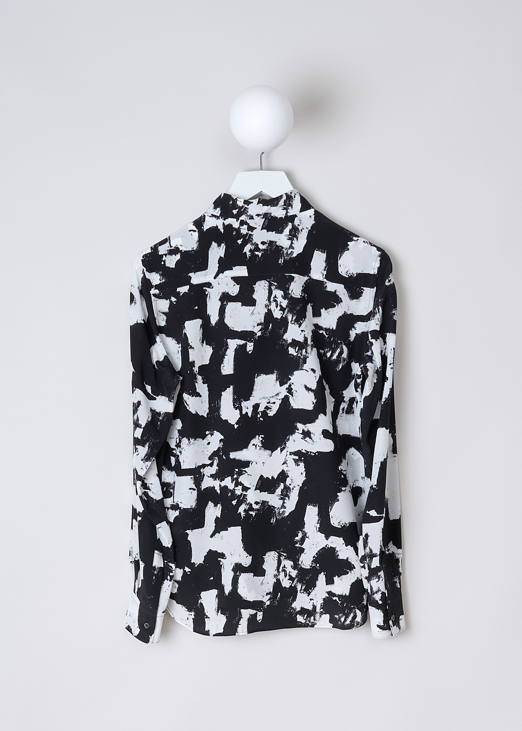 ASPESI, BLACK AND WHITE PRINT BLOUSE, 5422_V126_62241, Black, White, Print, Back, This black-and-white printed blouse has a classic collar and a front button closure. The long sleeves have buttoned cuffs. The blouse has a straight hemline. 
