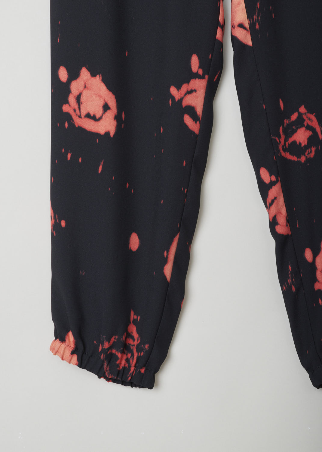 MARNI, BLACK JOGGERS WITH ABSTRACT PRINT, PAMA0291A1_UTV858_FRN99, Black, Print, Detail, Beautiful black joggers with an abstract print throughout. These comfortable pants have an elasticated waistband and a drawstring as well as elasticated cuffed hems. Two slanted pockets can be found on either side. 