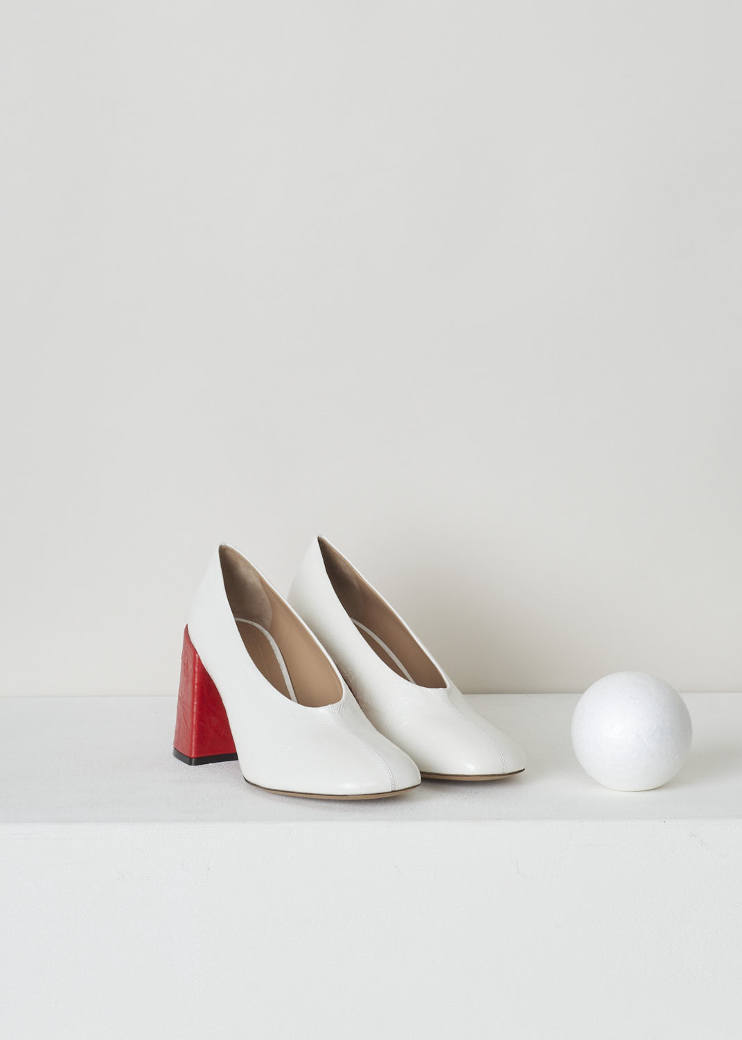 MARNI, WHITE PUMP WITH CONTRASTING RED HEEL, PUMS001609_LV801_00W01, White, Red, Front, These white pumps have a round nose with a decorative seam and a contrasting red block heel. What sets these pumps apart is the crinkled finish throughout the shoe.

Heel height: 9.5 cm / 3.7 inch
