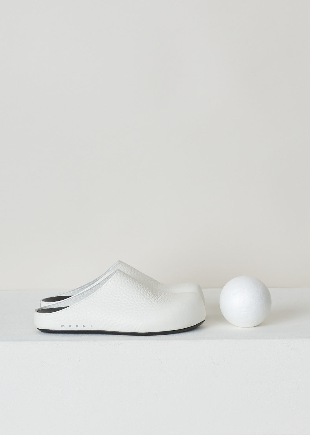 MARNI, WHITE LEATHER CLOGS, SBMS003900_P3933_00W01, White, Side, These white leather clogs have a rounded nose. This slip-in model has an open back. 
