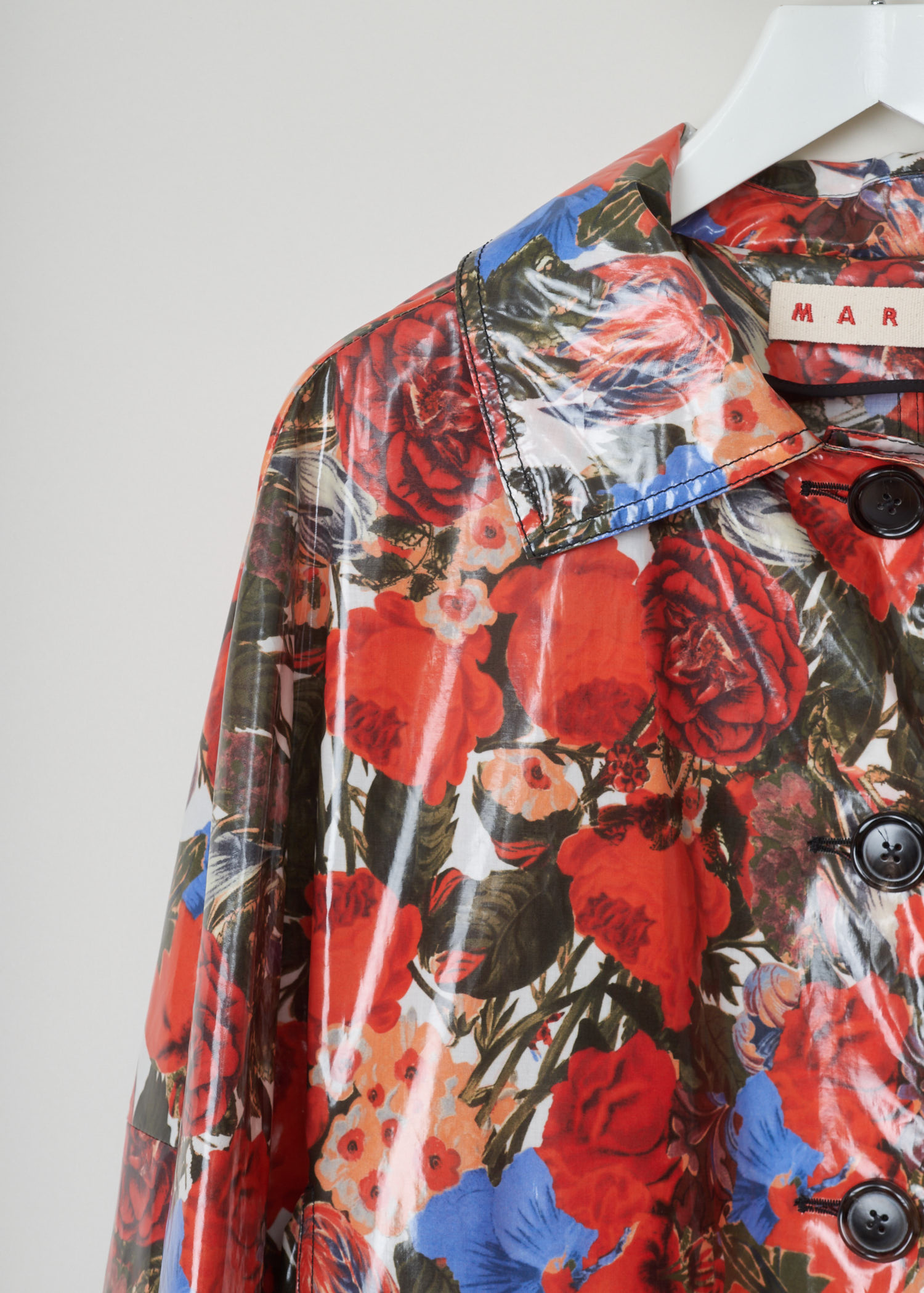Marni, coated floral print coat, SPMA0008A0_TCX42_DUR66_Red, red, detail1, This crew neck top is specially made for the summer. Red roses are know to cheer people up so become the reason for happiness with this beautiful top. Comes with side splits which is squared off. 