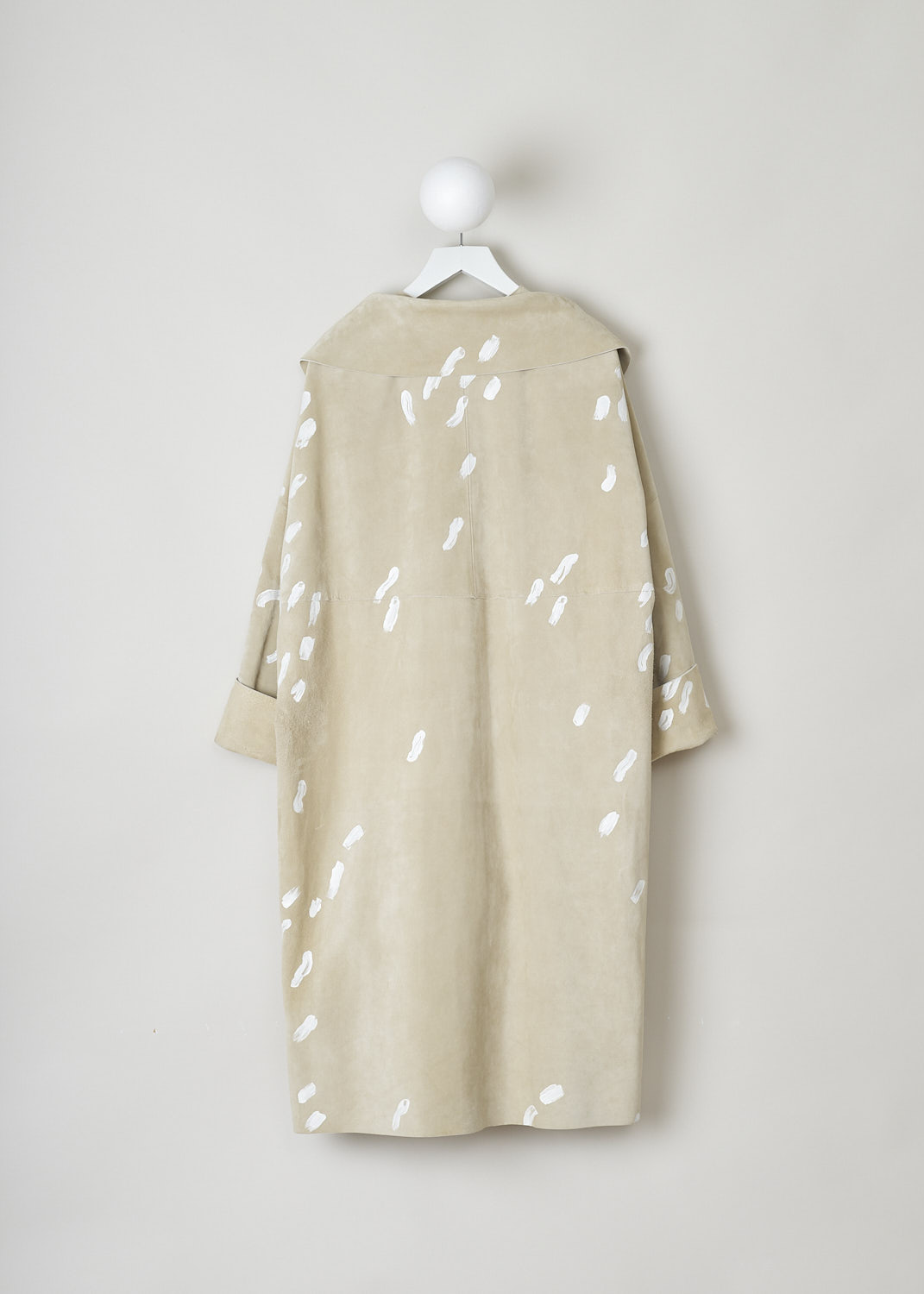 Marni, Beige duster coat with playful hand painted print, SPMX0027Y2_LV835_ROW13, Beige, Print, Back, This beige duster coat is playfully decorated with hand painted brush strokes. The coat has a cape collar that drapes over the shoulders. It comes with a single button closure. In the front two slash pockets can be found. The 3/4 sleeves have folded over cuffs.
