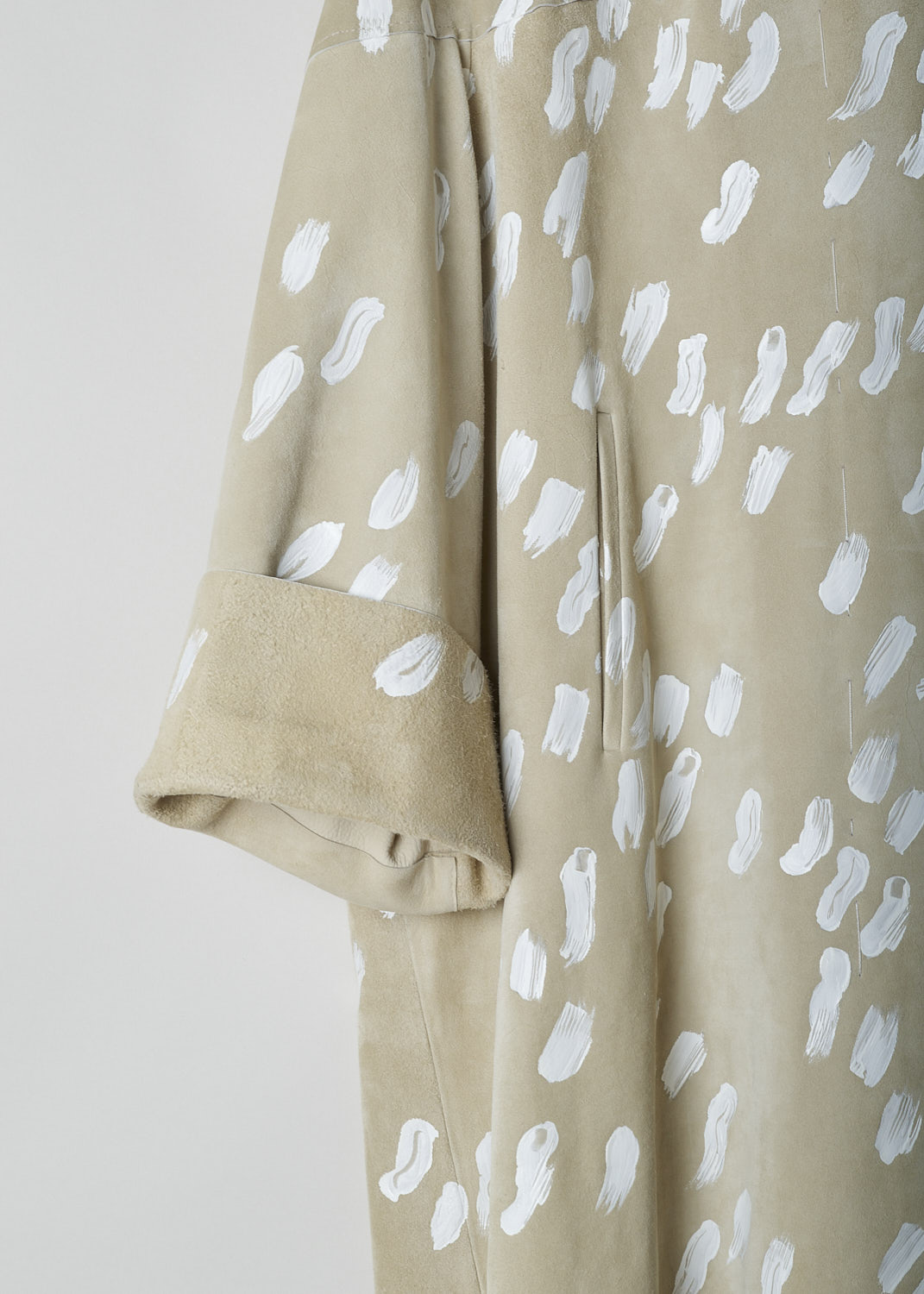 Marni, Beige duster coat with playful hand painted print, SPMX0027Y2_LV835_ROW13, Beige, Print, Detail, This beige duster coat is playfully decorated with hand painted brush strokes. The coat has a cape collar that drapes over the shoulders. It comes with a single button closure. In the front two slash pockets can be found. The 3/4 sleeves have folded over cuffs.