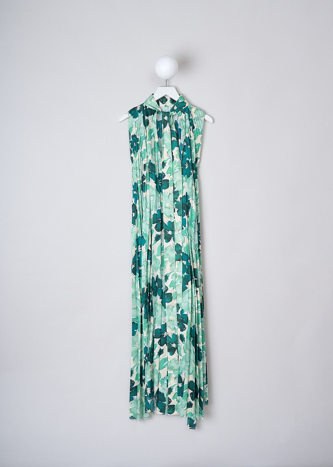 PLAN C, BIG BLOOMS PLEATED MAXI DRESS, ABCAE12EV0_TP090_FIV04, Green, Print, Back, This sleeveless pleated maxi dress has a green Big Blooms print throughout. The slip-on dress has a stand-up collar with long ties in the back, that function as the closure. Slanted pockets are concealed in the side seams. The dress has a wide silhouette. 


