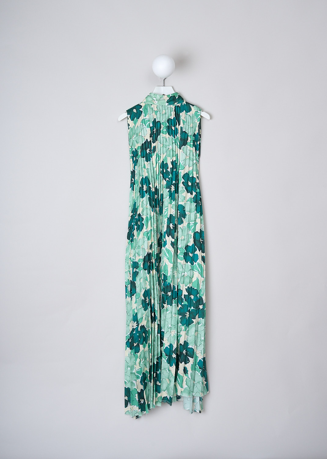 PLAN C, BIG BLOOMS PLEATED MAXI DRESS, ABCAE12EV0_TP090_FIV04, Green, Print, Front, This sleeveless pleated maxi dress has a green Big Blooms print throughout. The slip-on dress has a stand-up collar with long ties in the back, that function as the closure. Slanted pockets are concealed in the side seams. The dress has a wide silhouette. 


