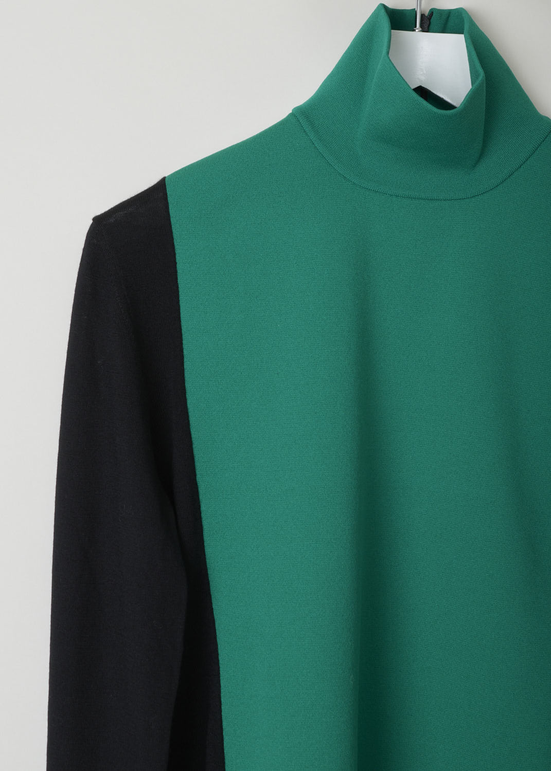 PLAN C, TWO-TONE TURTLENECK SWEATER, DVCMC51KG0_FW003_Z3052, Black, Green, Detail, Beautiful two-toned turtleneck. The long sleeves and back are a deep black and the front and neck are green. In the back of the neck, a concealed zipper can be found.
