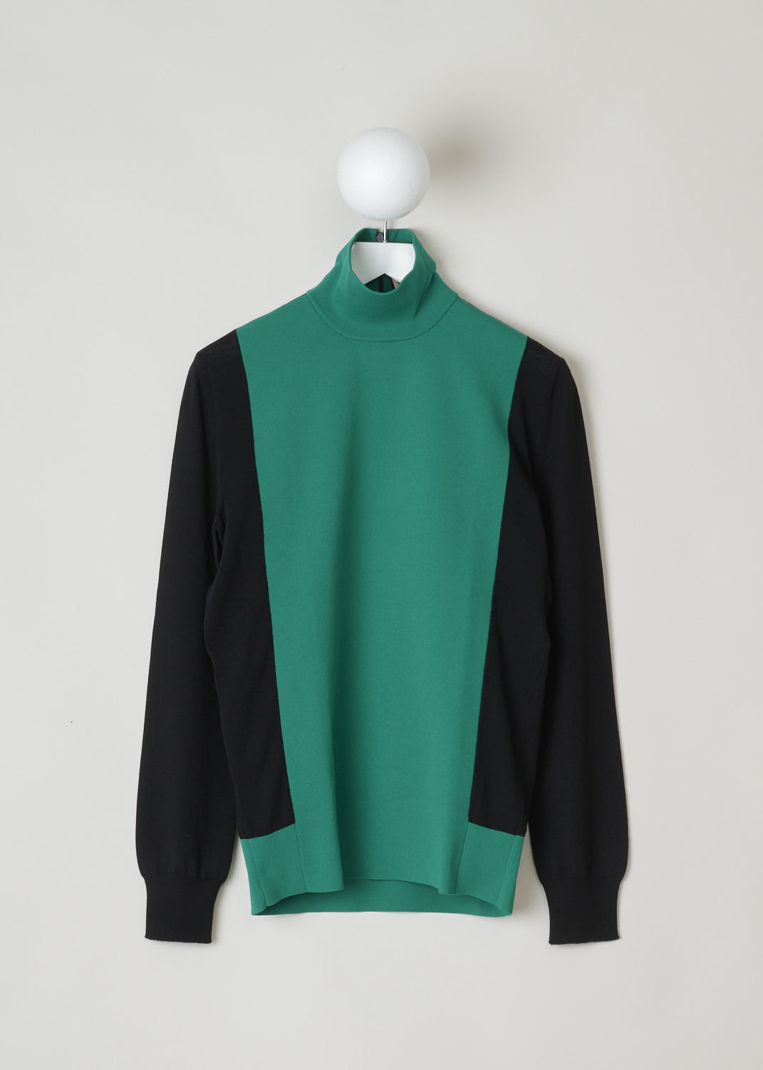 PLAN C, TWO-TONE TURTLENECK SWEATER, DVCMC51KG0_FW003_Z3052, Black, Green, Front, Beautiful two-toned turtleneck. The long sleeves and back are a deep black and the front and neck are green. In the back of the neck, a concealed zipper can be found.
