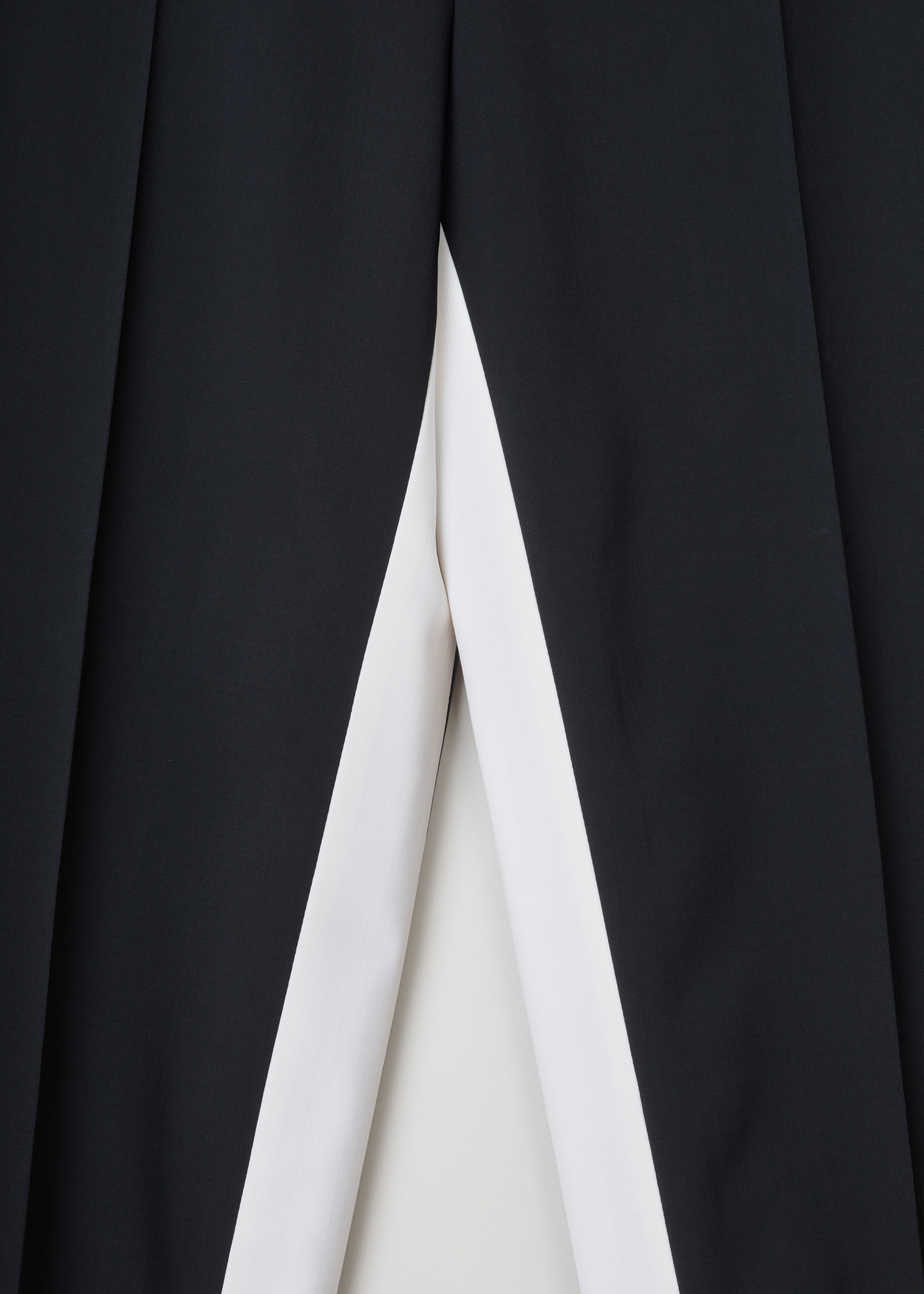 Prada Black and white pants Lana_Leggera_P2798_F0967_Nero_Bianco nero bianco detail. Black trousers with a white panel on the inside of the legs, centre creases and an invisible zipper on the side.