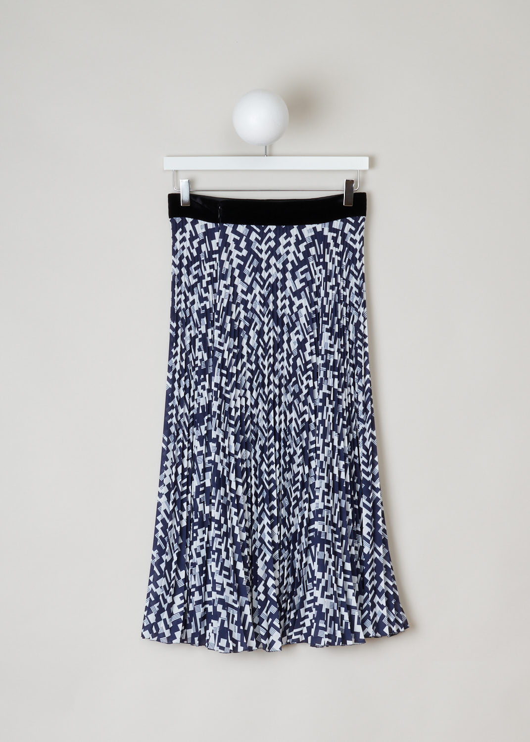 Prada, Geometric print skirt in blue and white, sable_leg_patte_P135R_F0216_baltico, blue, white, back, Geometric design with contrasting colors, which makes the print come to life. Featuring an accordion pleat model, and a waistband made from black velvet material with two ivory colored buttons. There is a concealed zipper on the back for fastening. 