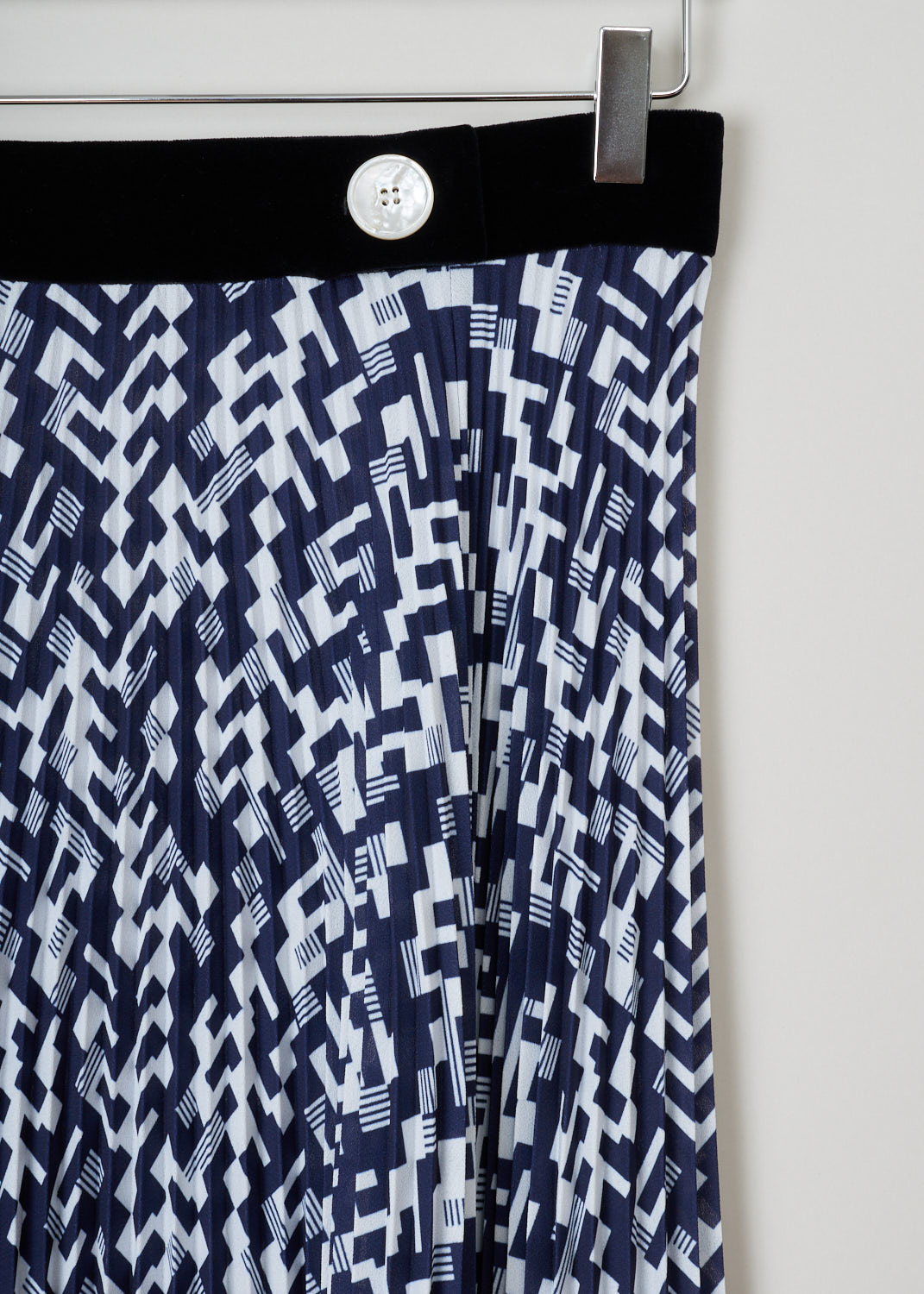 Prada, Geometric print skirt in blue and white, sable_leg_patte_P135R_F0216_baltico, blue, white, detail, Geometric design with contrasting colors, which makes the print come to life. Featuring an accordion pleat model, and a waistband made from black velvet material with two ivory colored buttons. There is a concealed zipper on the back for fastening. 