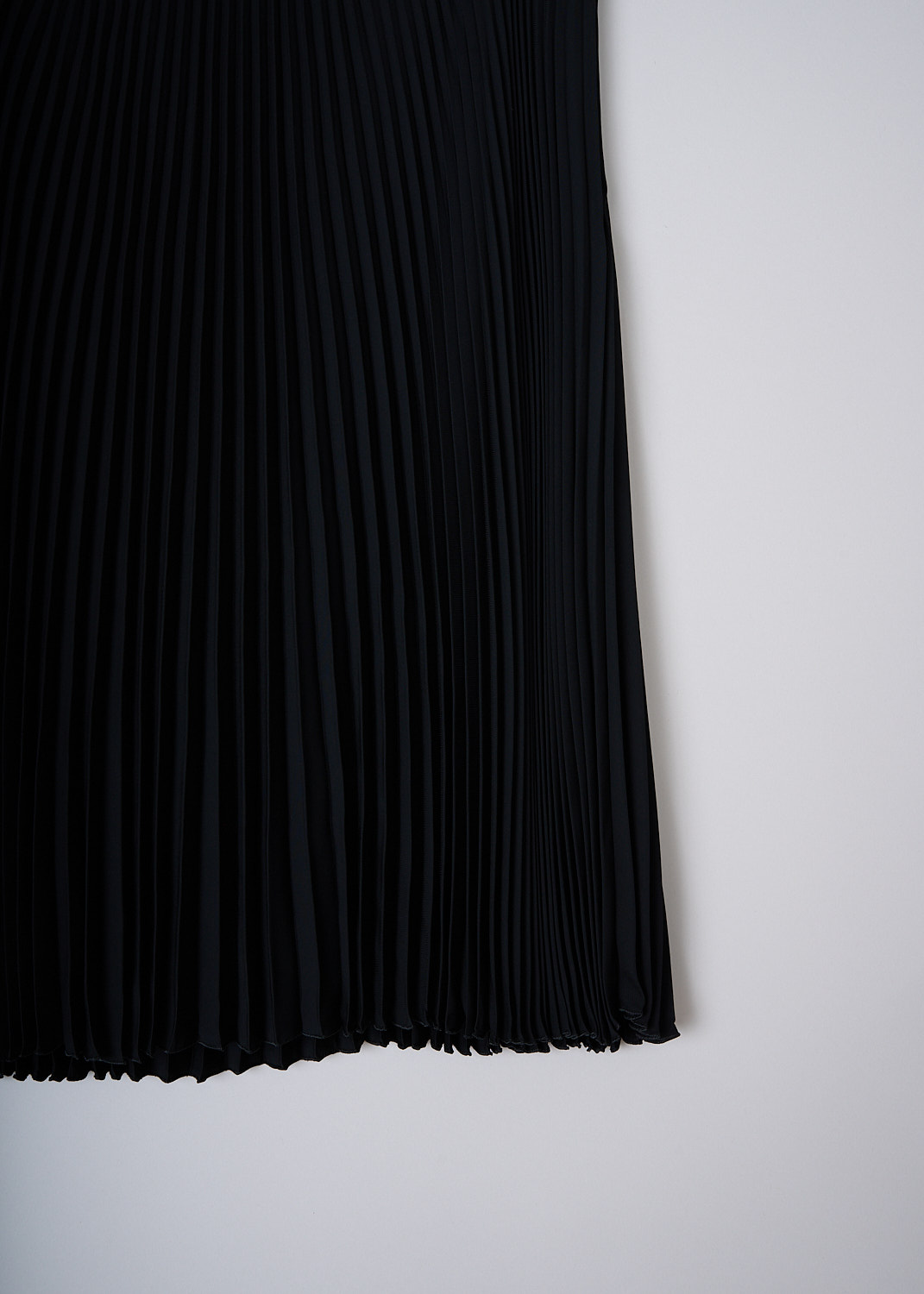 PRADA, KNEE-LENGTH BLACK PLEATED SKIRT, GABARDINE_CREPE_P155_BG6_F0002_NERO, Black, Detail, This black knee-length skirt is accordion pleated throughout. The skirt has a concealed side zipper. The skirt is fully lined.   
